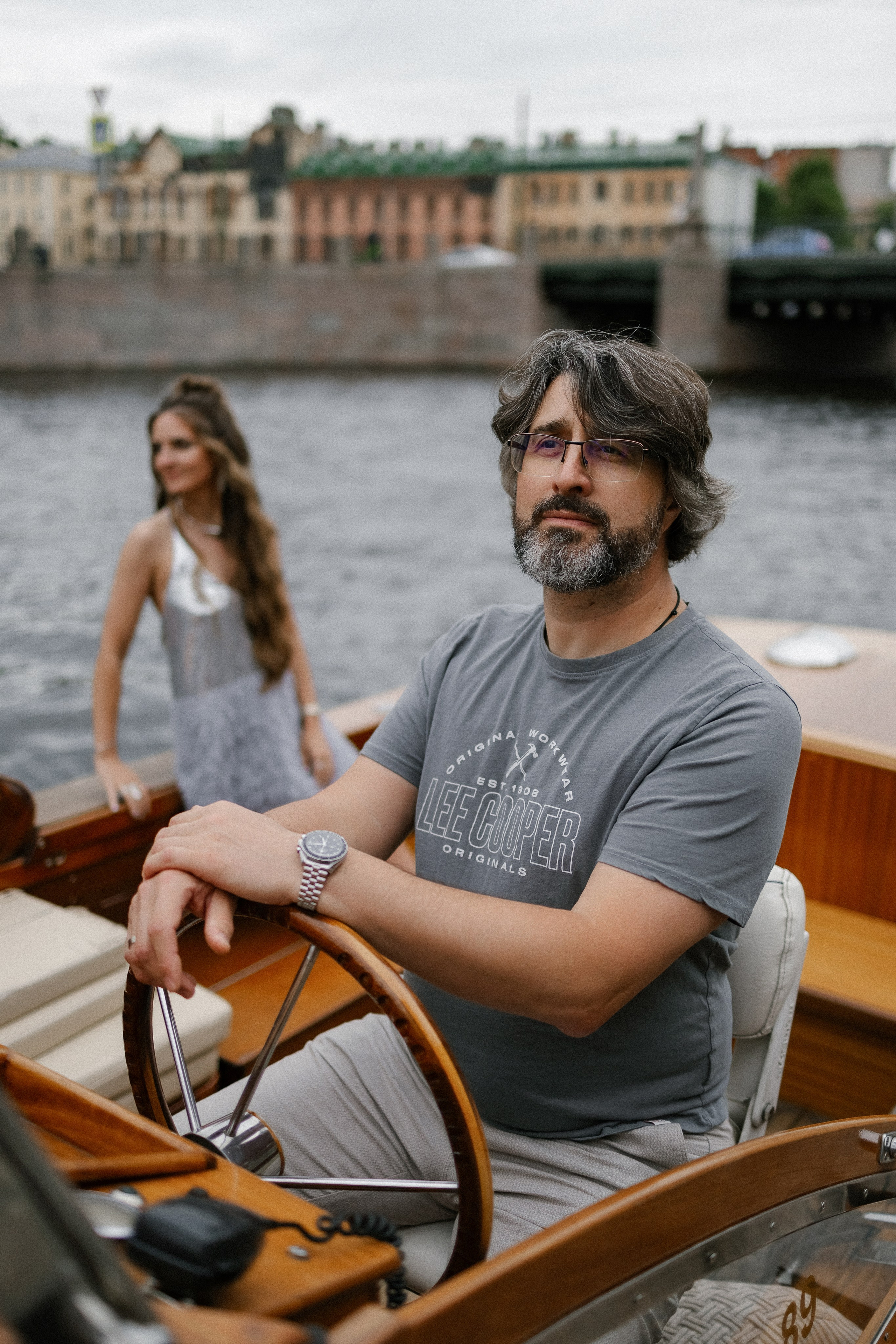 Прогулка на венецианском катере. Свадебный фотограф в Санкт-Петербурге Ксения Кобышева