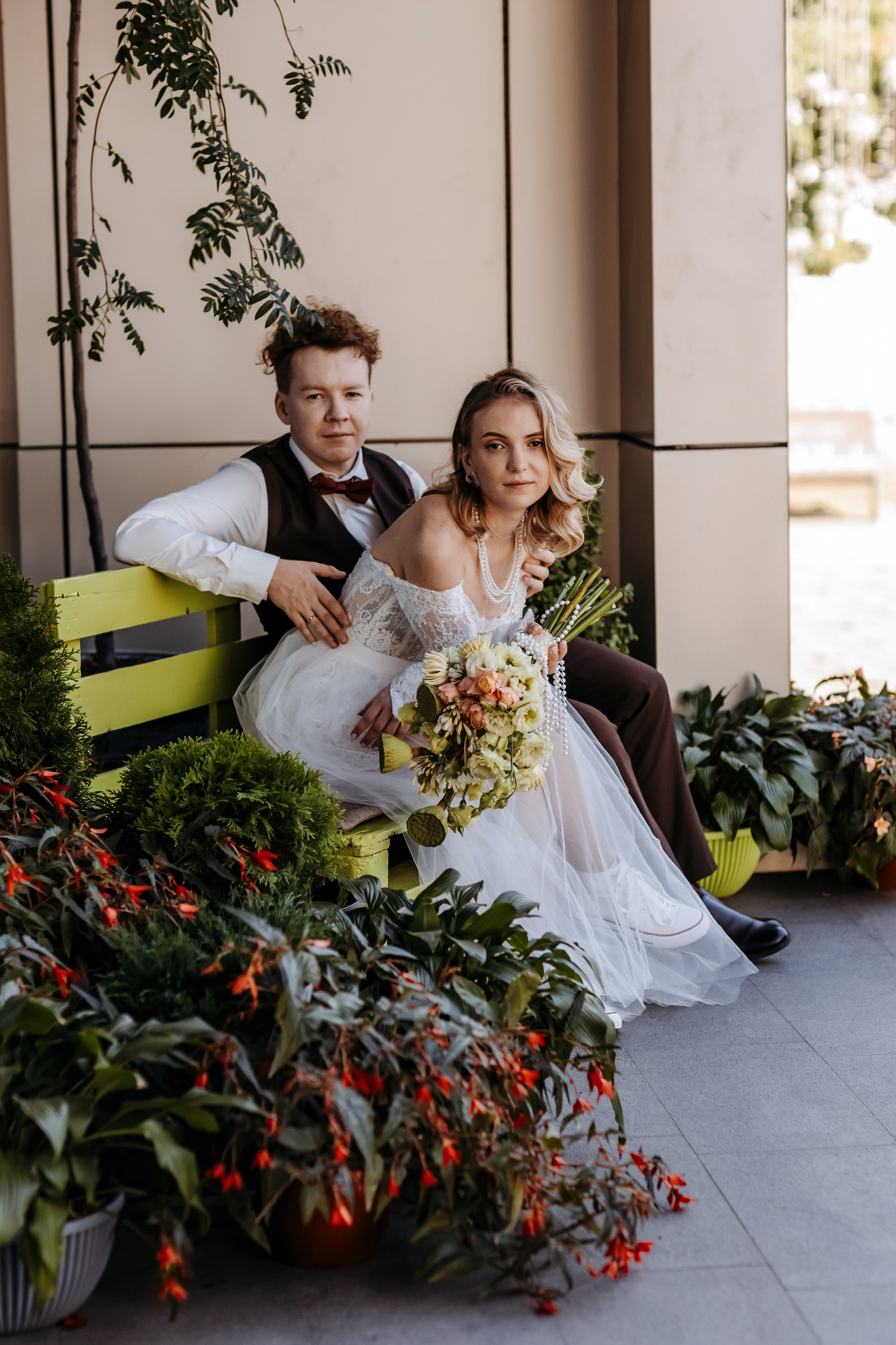 Невеста с красивой прической и макияжем