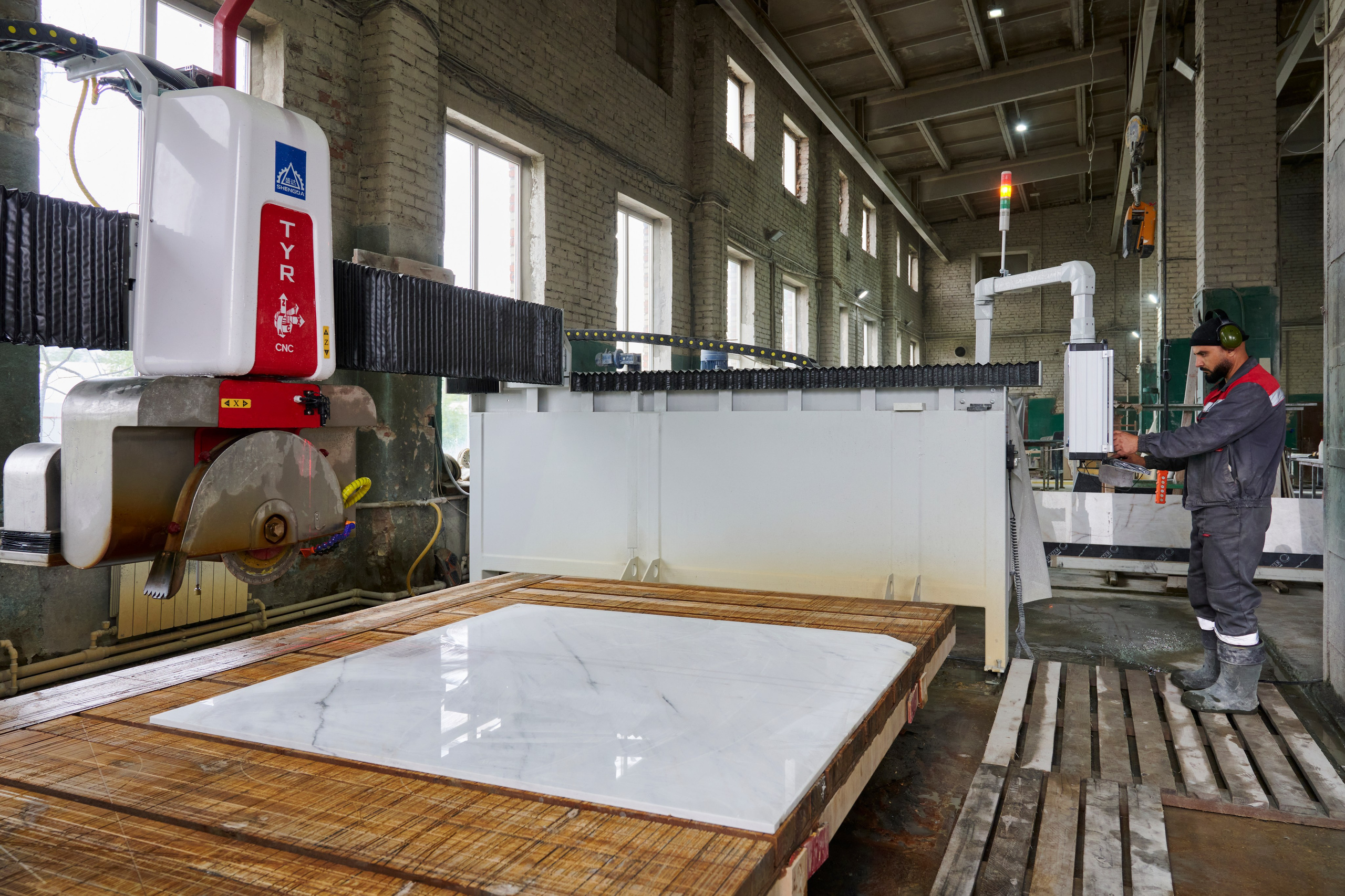 Станок режет слэб, направляющие и мокрая зона реза