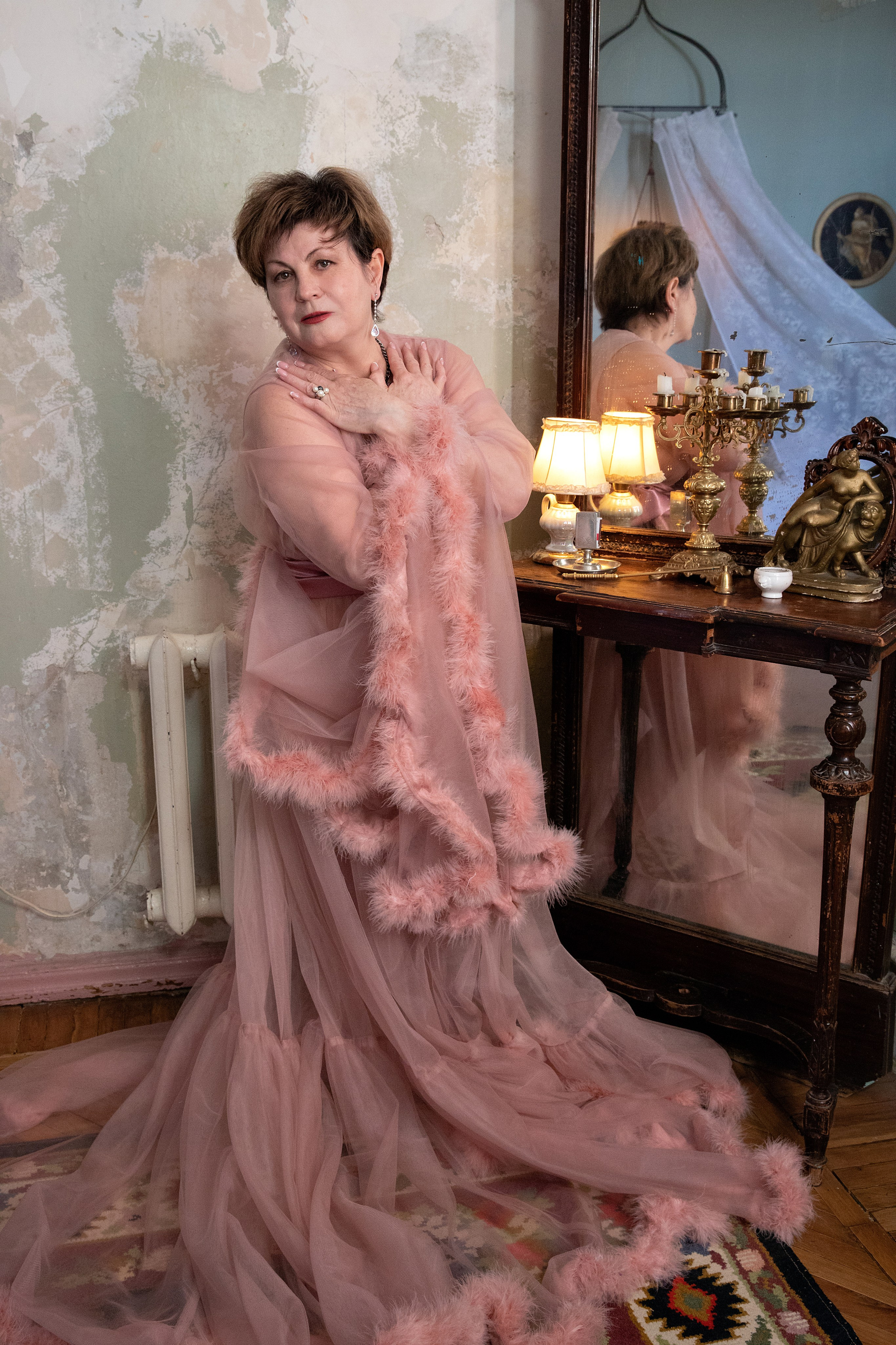 Портрет женщины  в волшебном пеньюаре, окруженной антикварной мебелью и роскошным интерьером в будуарном стиле, излучающей уверенность и грацию