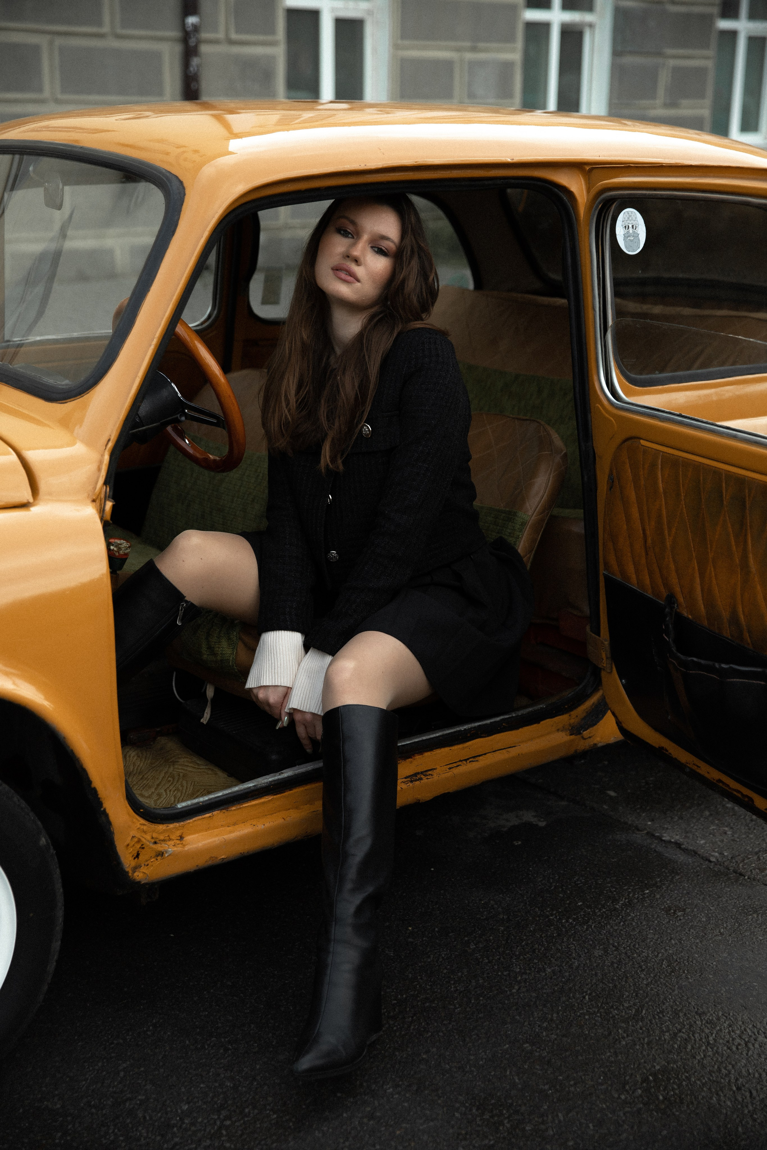 Женская фотосессия с ретро авто. Свадебный фотограф Бакрымова Валентина