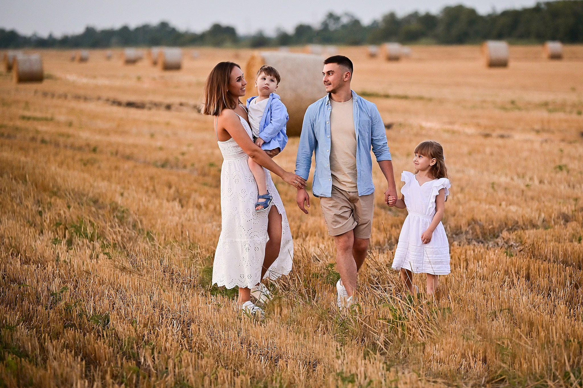 Фотосессия семьи на скошенном поле в Краснодарском крае