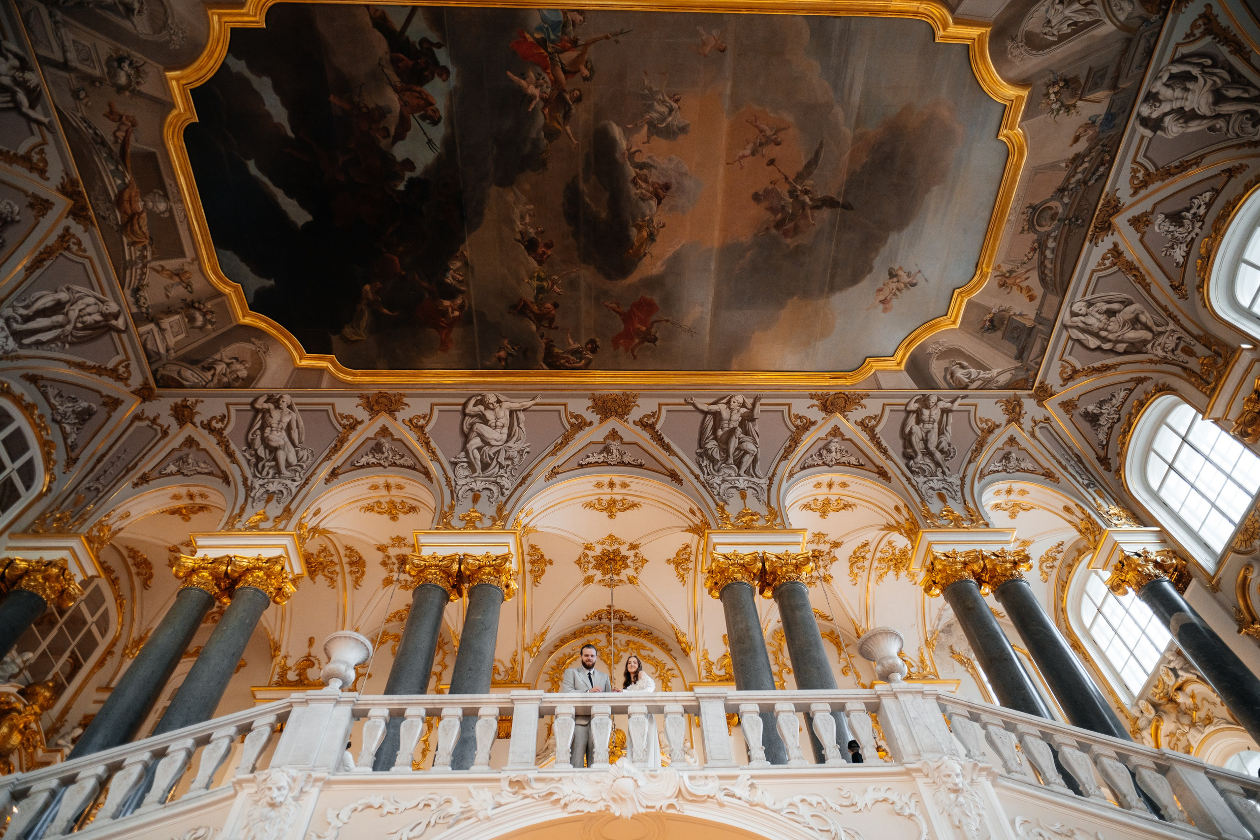 Свадебная фотосессия в Эрмитаже жених и невеста на главной лестнице фото снизу вверх
