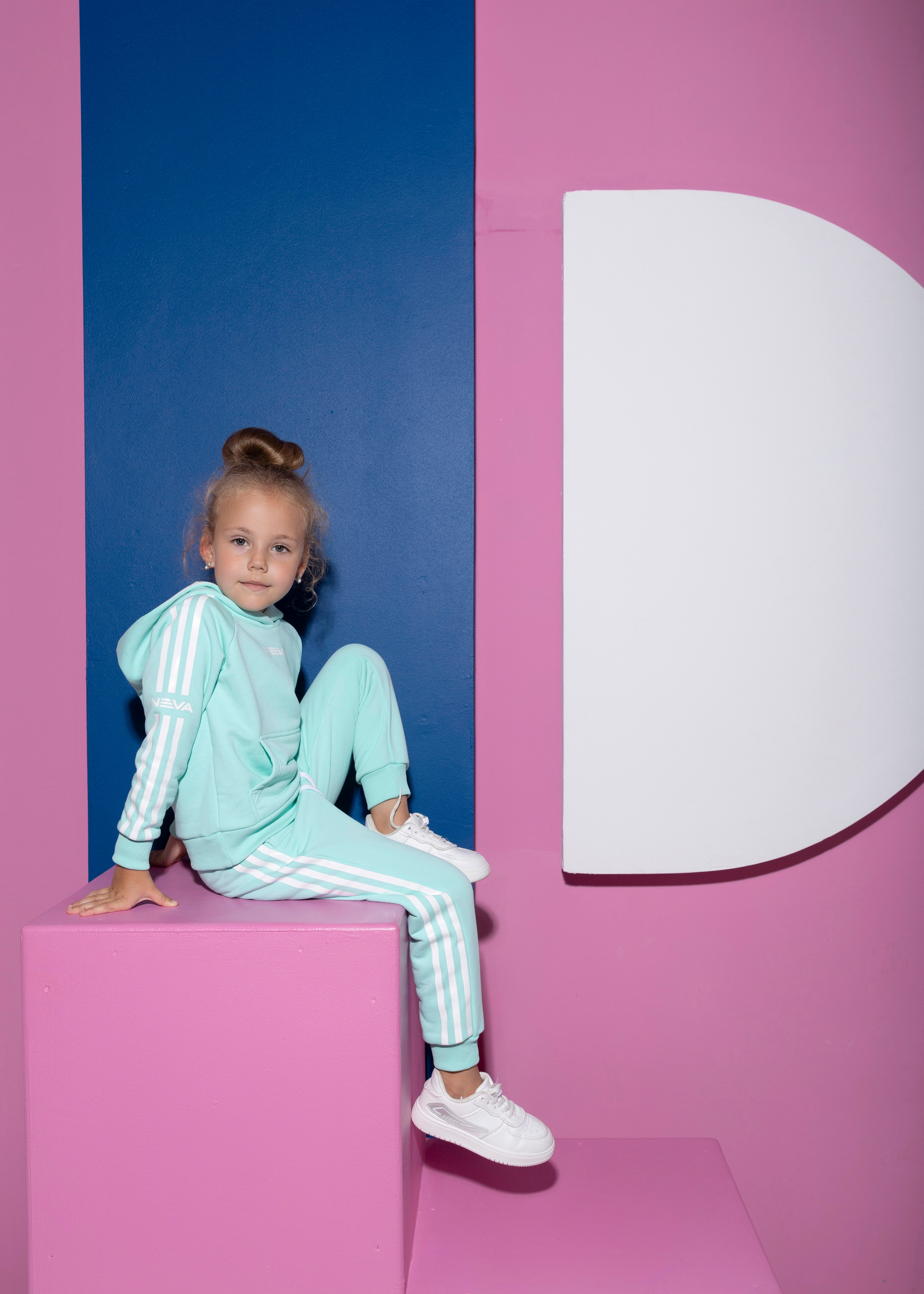 Каталог в студии для NEVA.store. Свадебный фотограф в Москве Екатерина Гусева