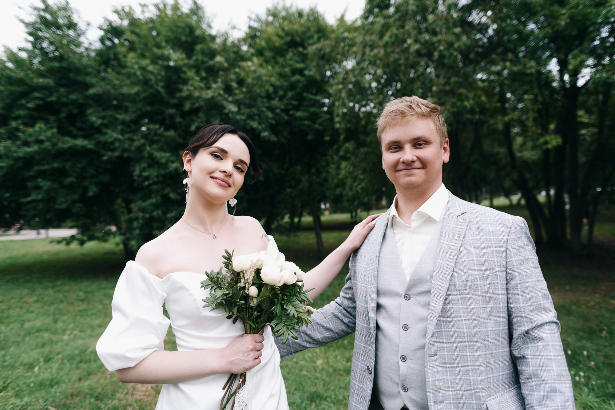 Роман и Ксения гуляют по парковой аллее, осенняя свадебная фотосессия в Тюмени