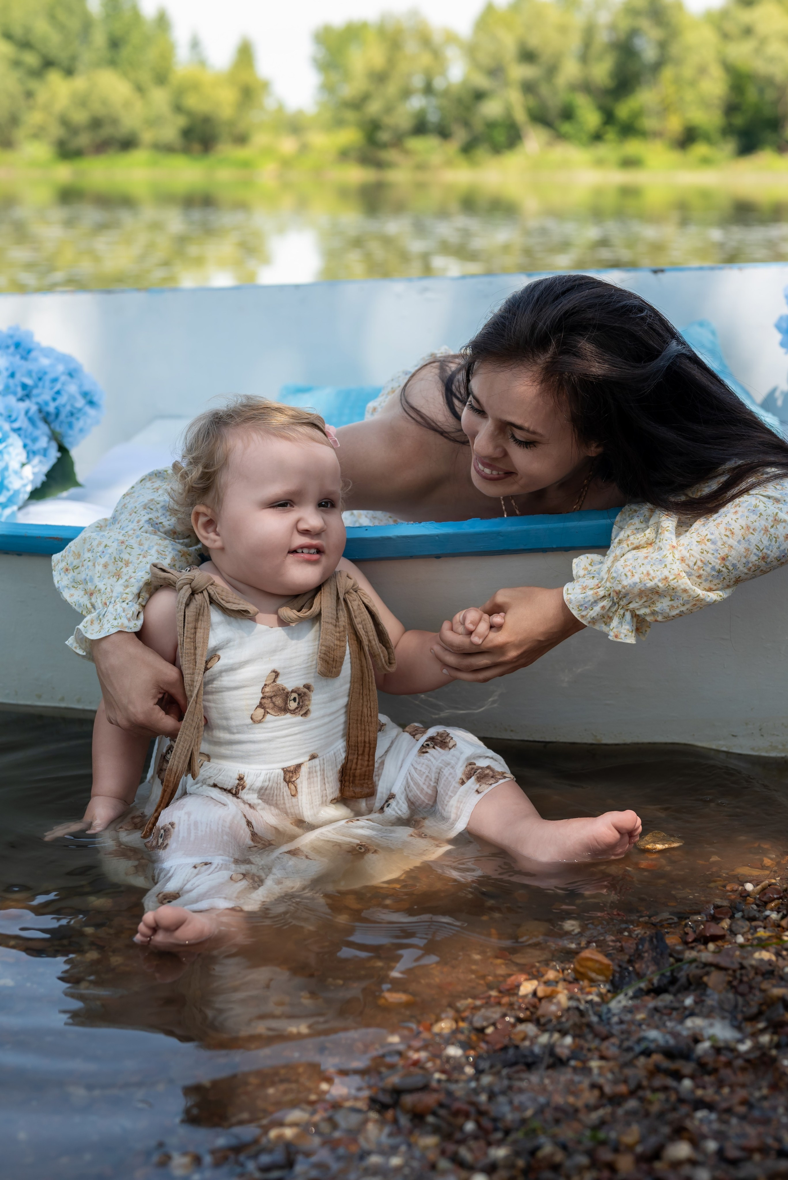 Фотопроект на лодке с голубыми гортензиями. Фотограф в городе Салават