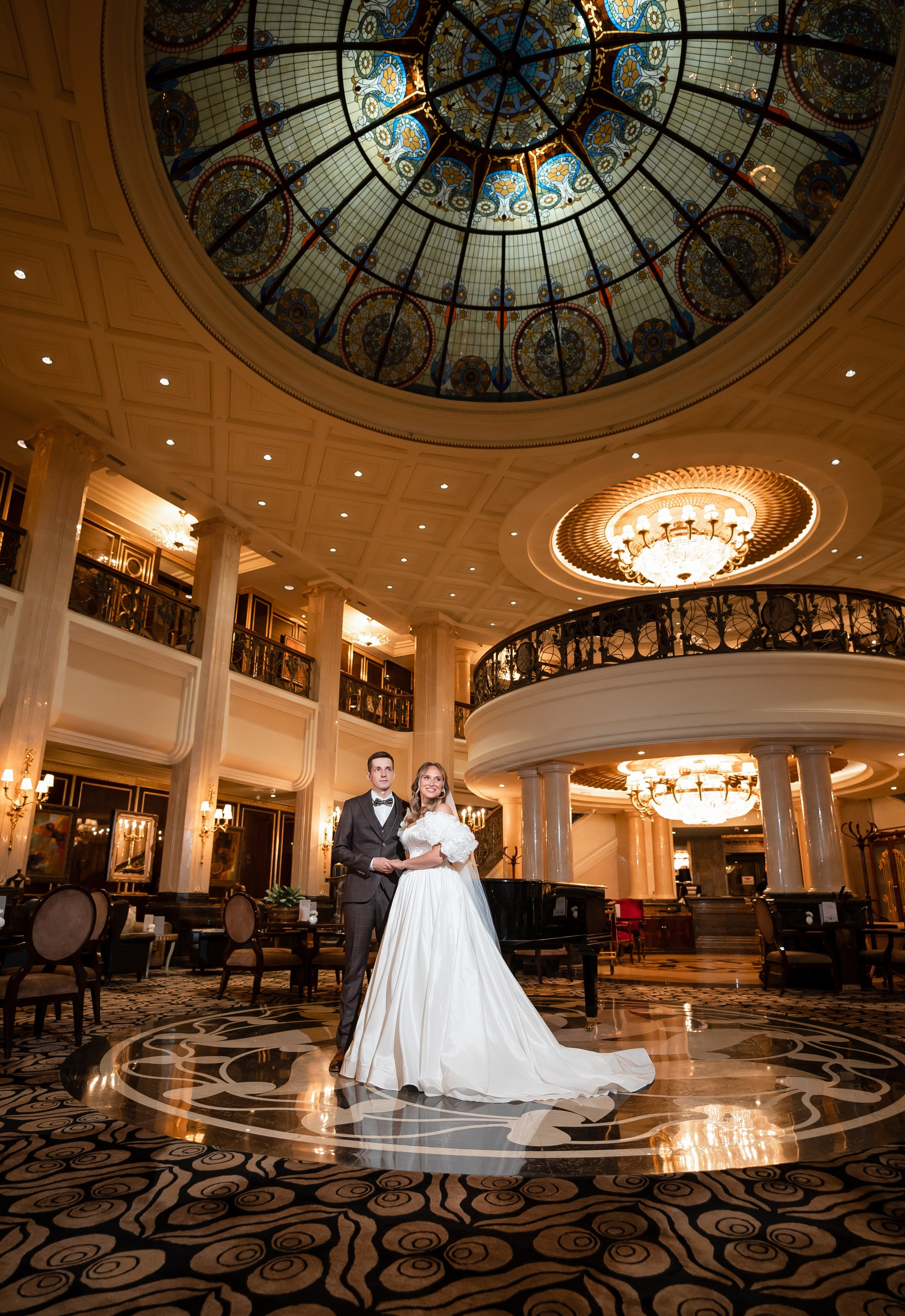 Свадебная фотосессия в отеле The St. Regis Moscow Nikolskaya. Свадебный фотограф Вера Климова