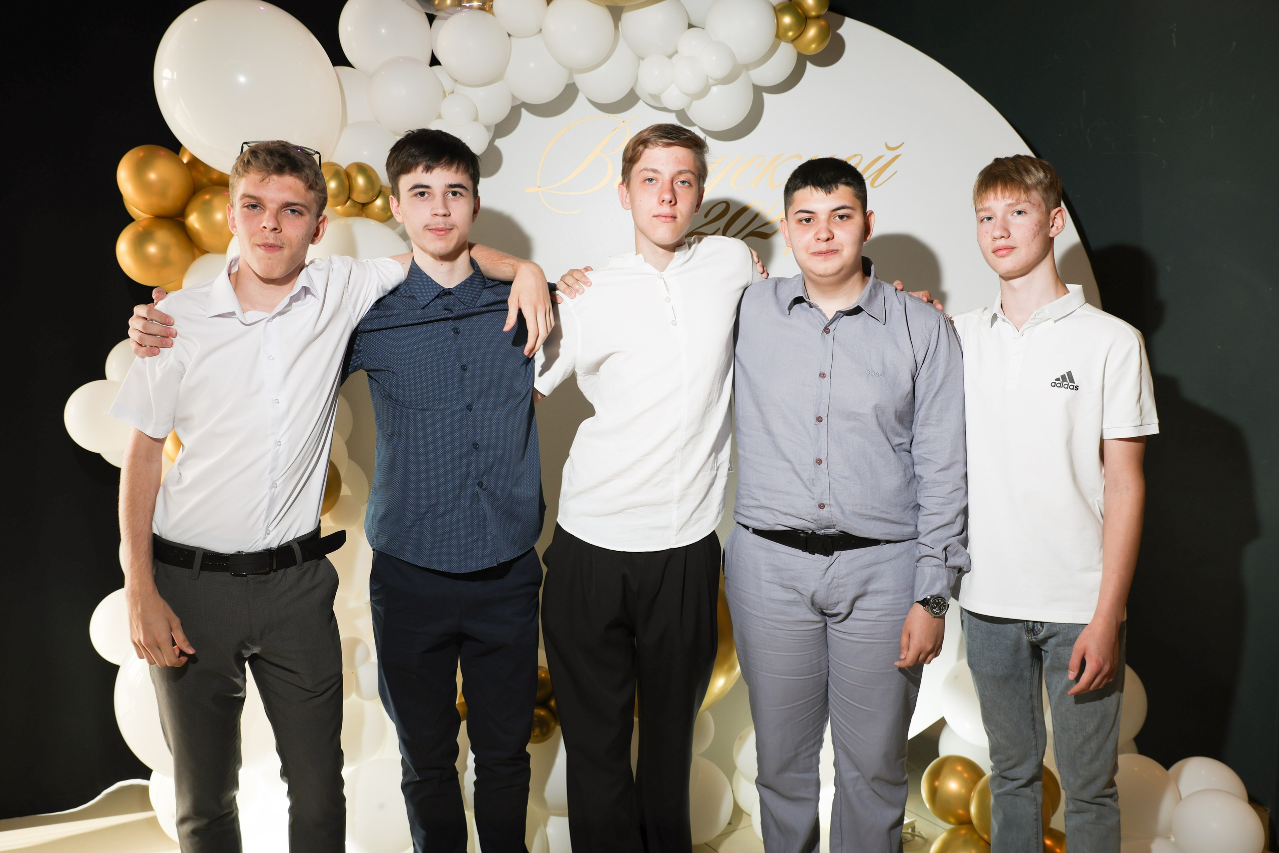 школьники на выпускном