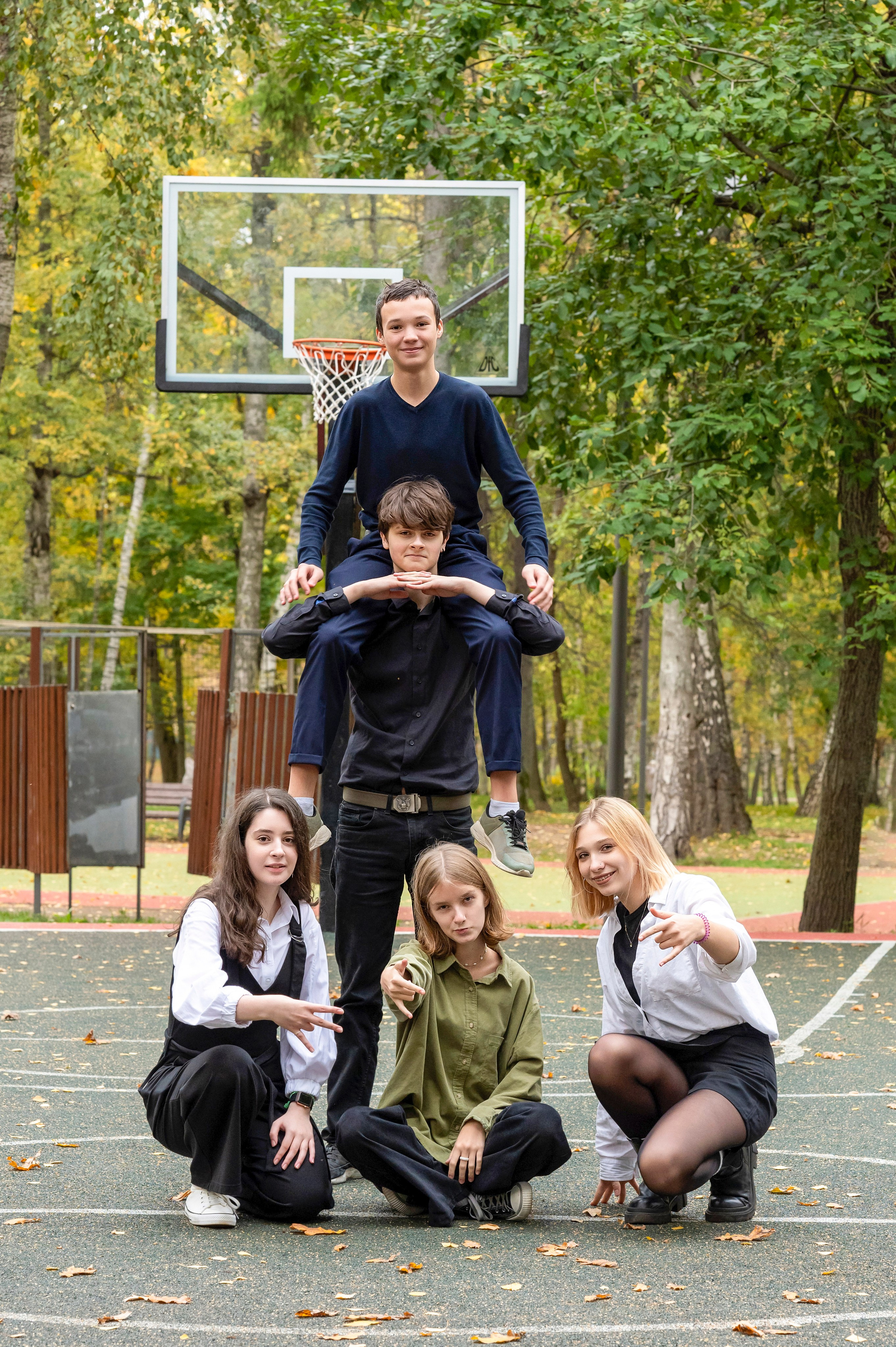 Осенняя фотосессия в парке 9-А класс Школа 953. Детский и семейный фотограф г. Москва Оксана Катаджи