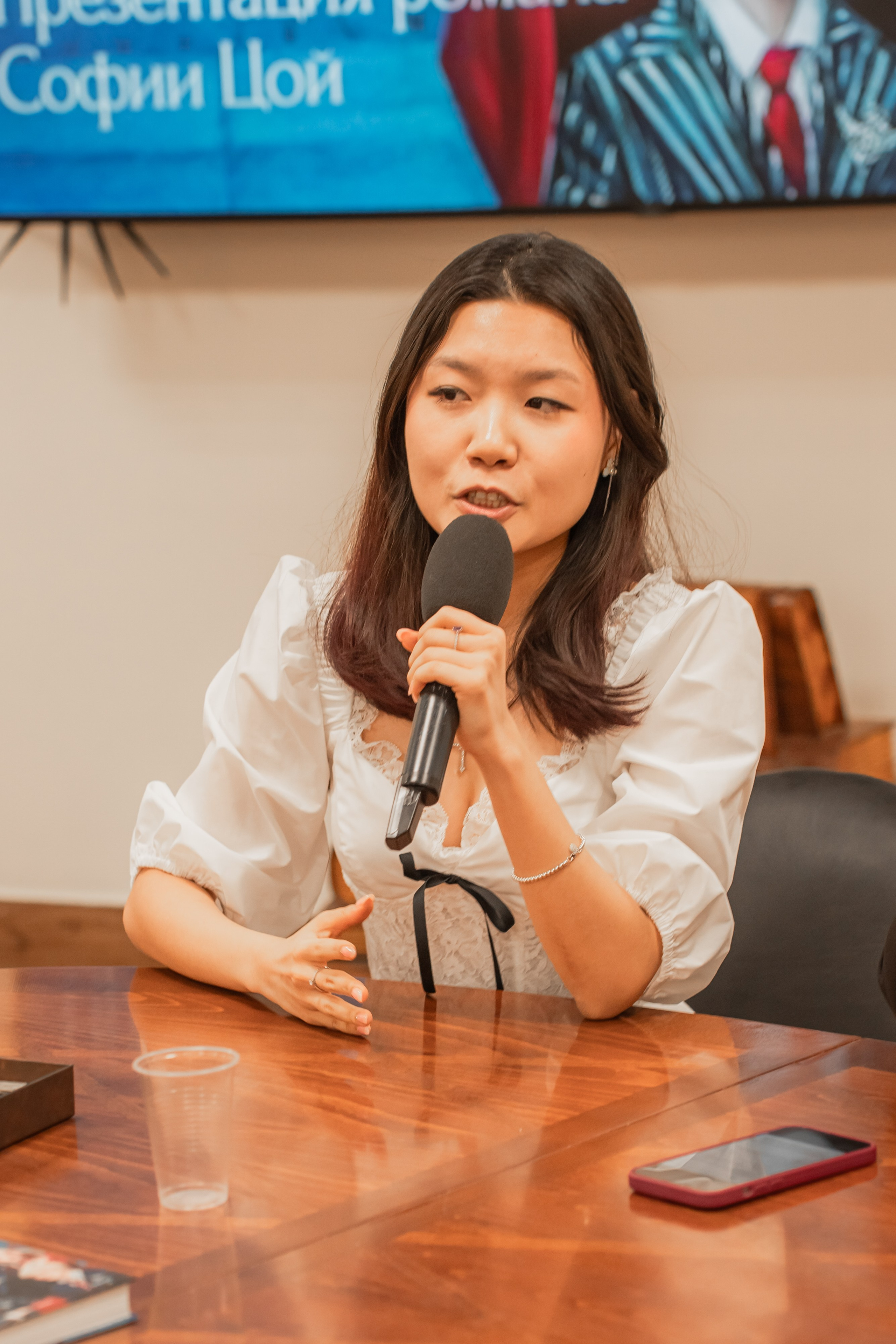 Презентация книги «Человек за бортом», автор София Цой. Репортажный фотограф Анастасия Рубцова