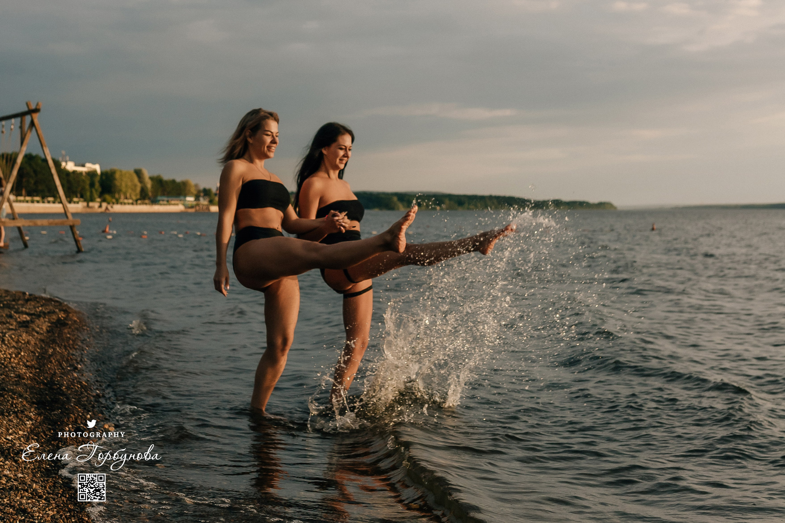 Фотосессия с черной тканью. Легкая черная вуаль летит на вертру. Фотосессия у реки черная серия с тканью. Девушка укуталась в черную ткань. Прогулка по набережной. Песок, речка, модель в черном.