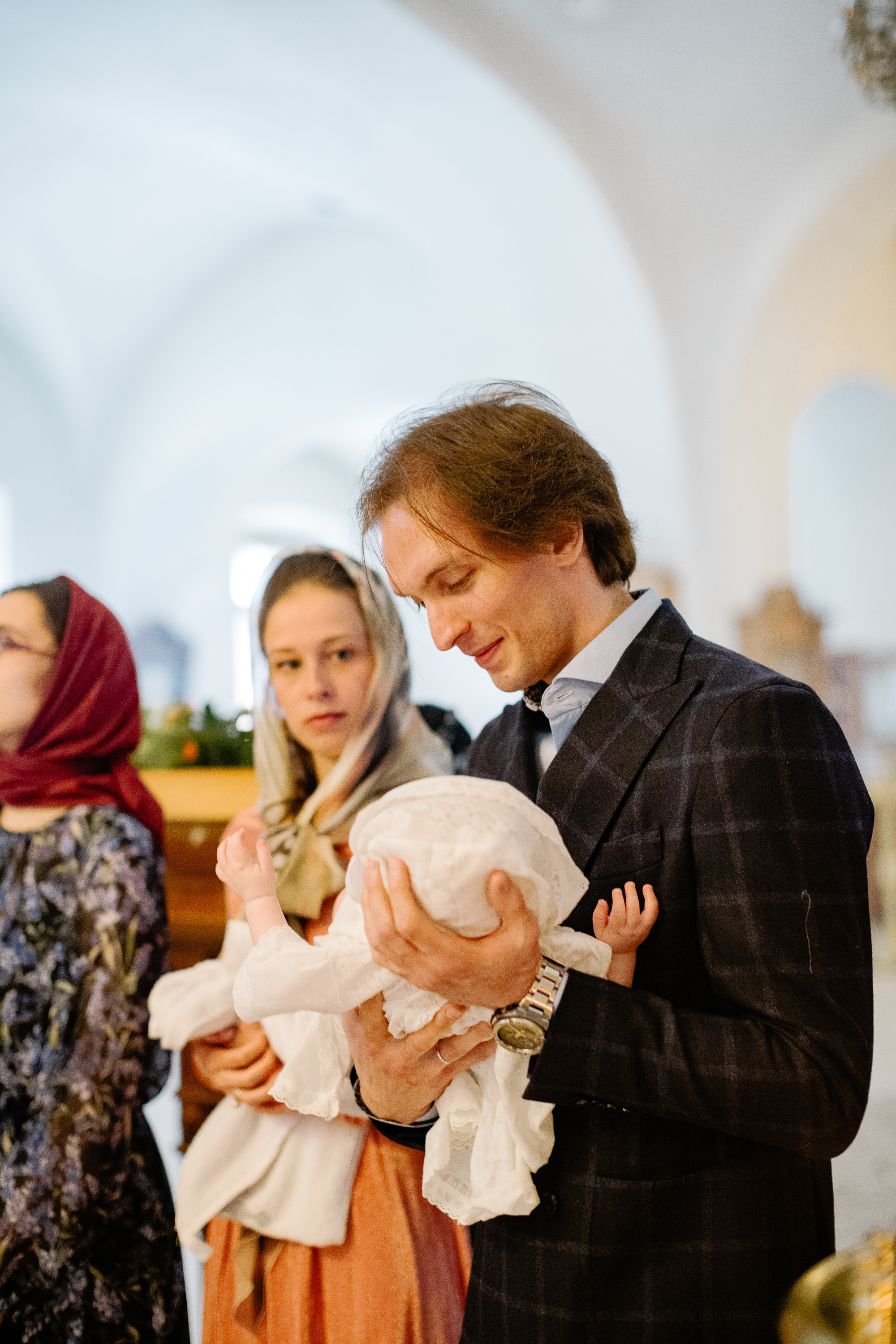 Премьер солист и прима балерина Большого театра Артемий Беляков и Дарья Хохлова держат на руках дочку.