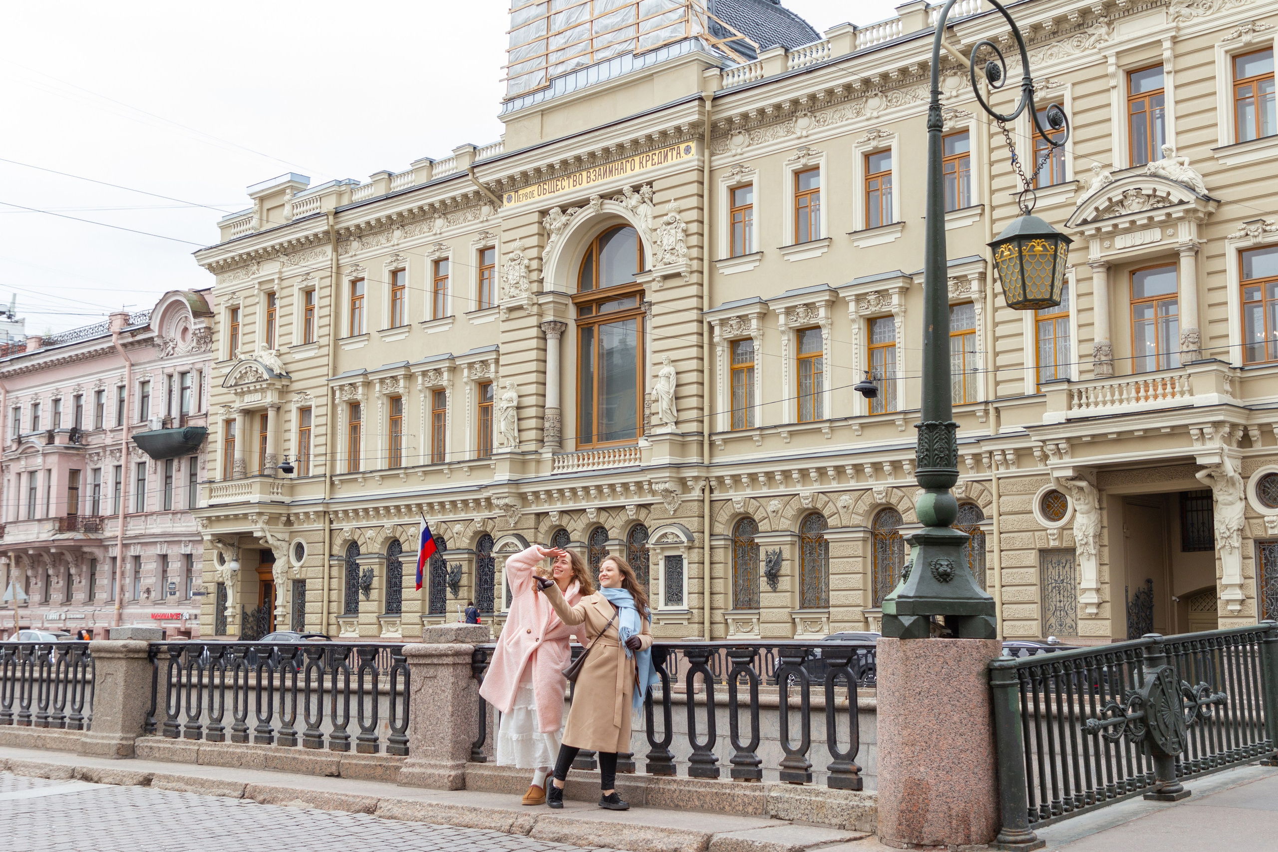 Фотопрогулка по центру Питера с подружками. Портретный и семейный фотограф в Санкт-Петербурге Ульяна Жукова