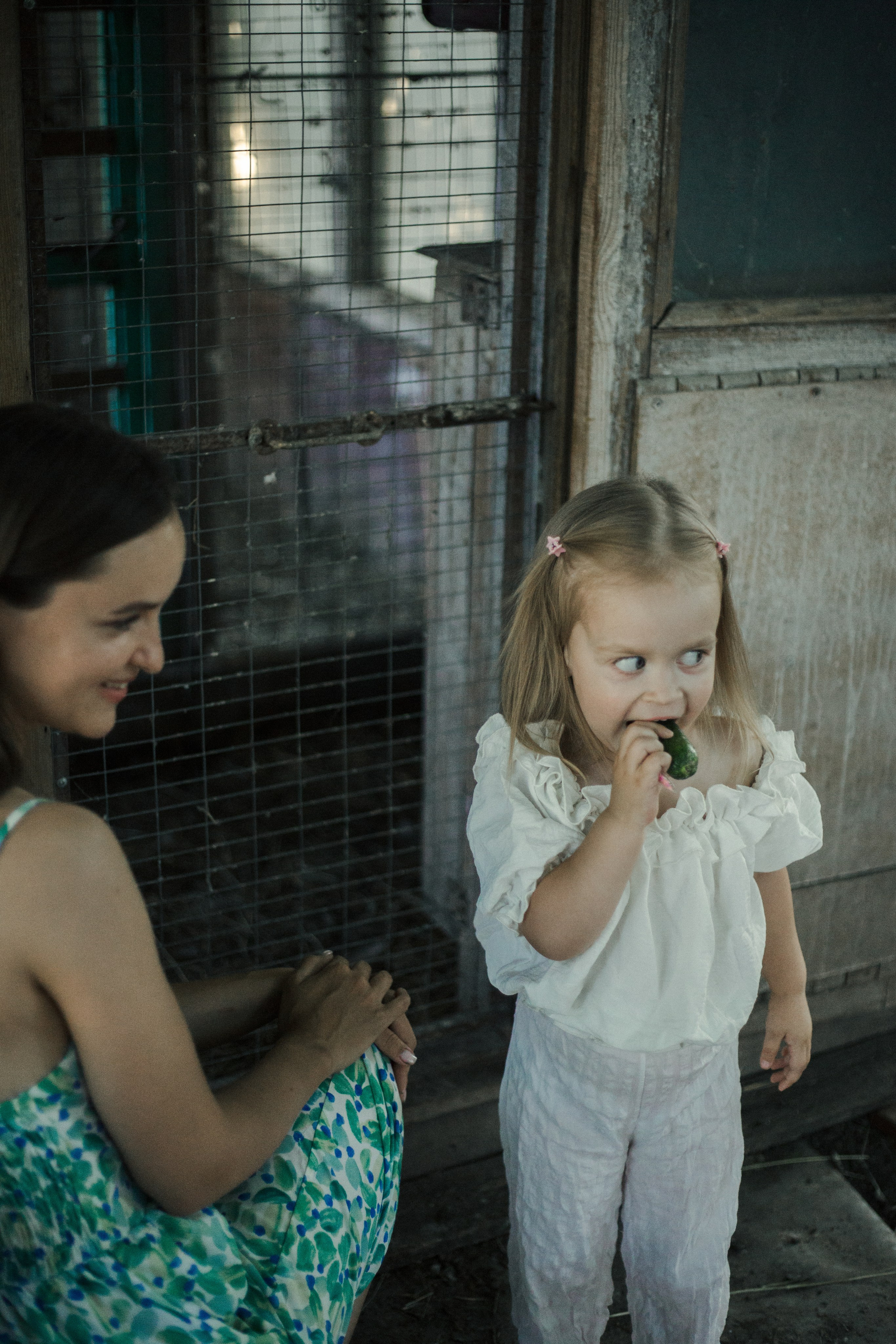 У бабушки в саду. Елизавета и Мария. Фотограф в Ростове-на-Дону и Краснодаре Елизавета Киселёва