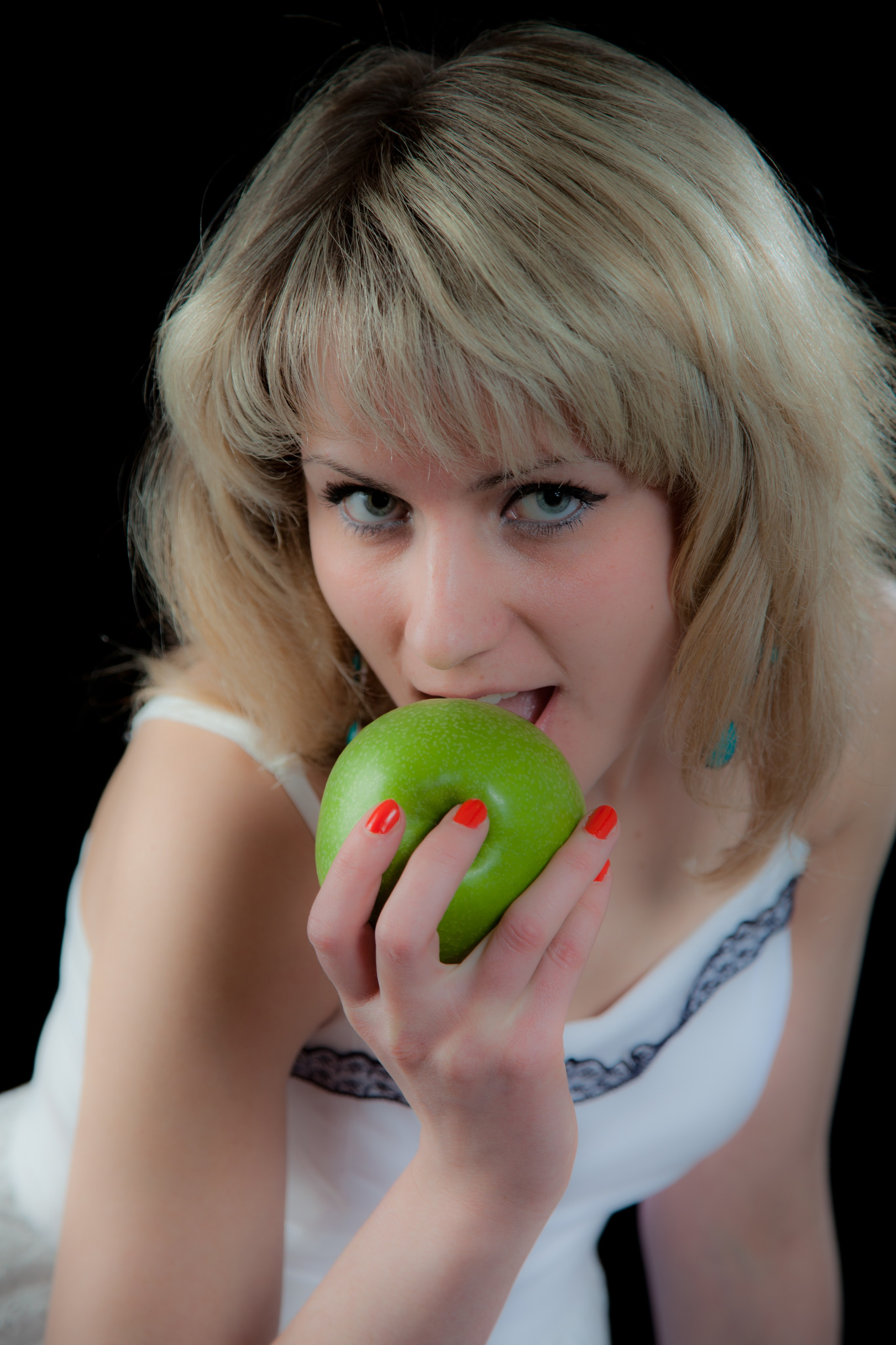 персональное фото где девушка откусывает яблоко  фото в студии