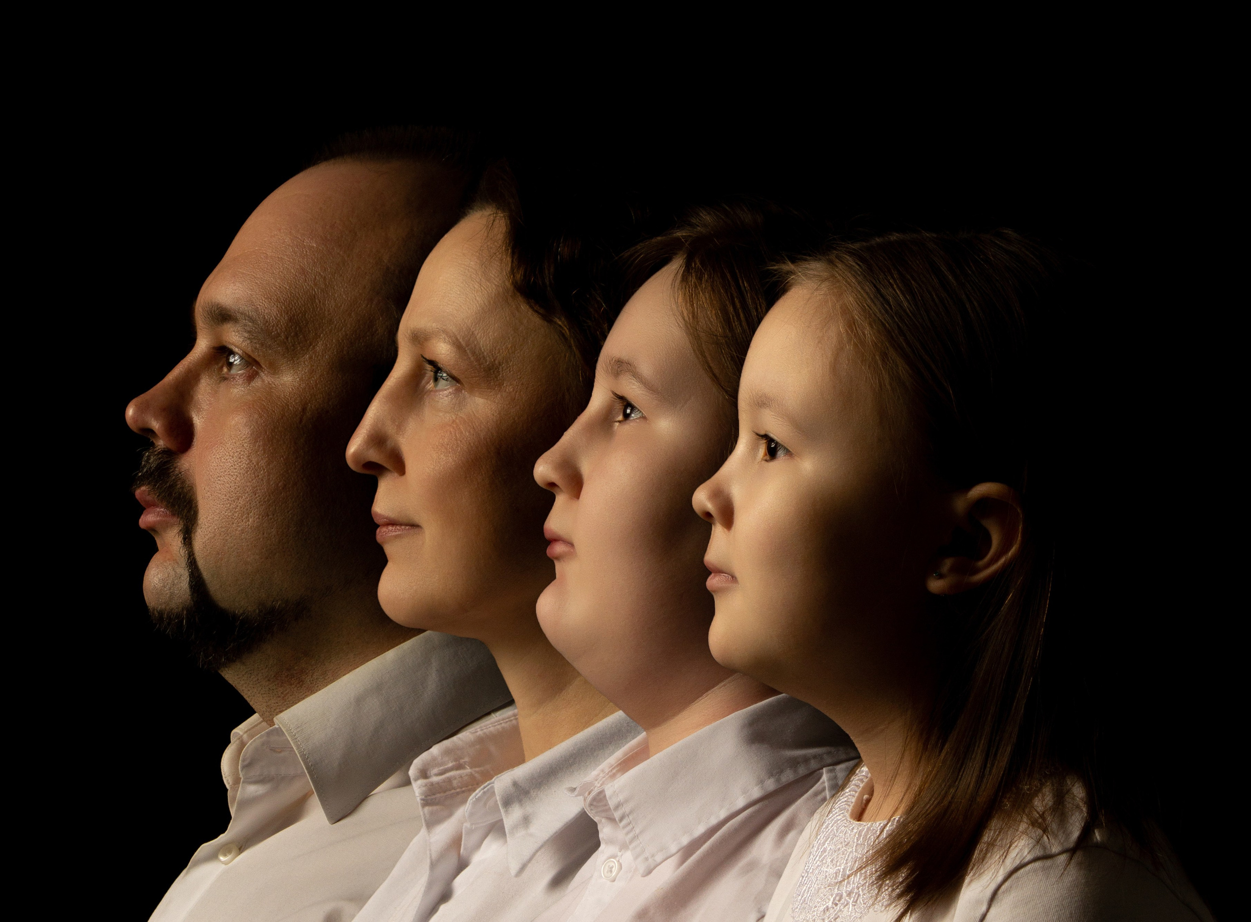 Семейный портрет на черном фоне. Портрет поколений. Наследие