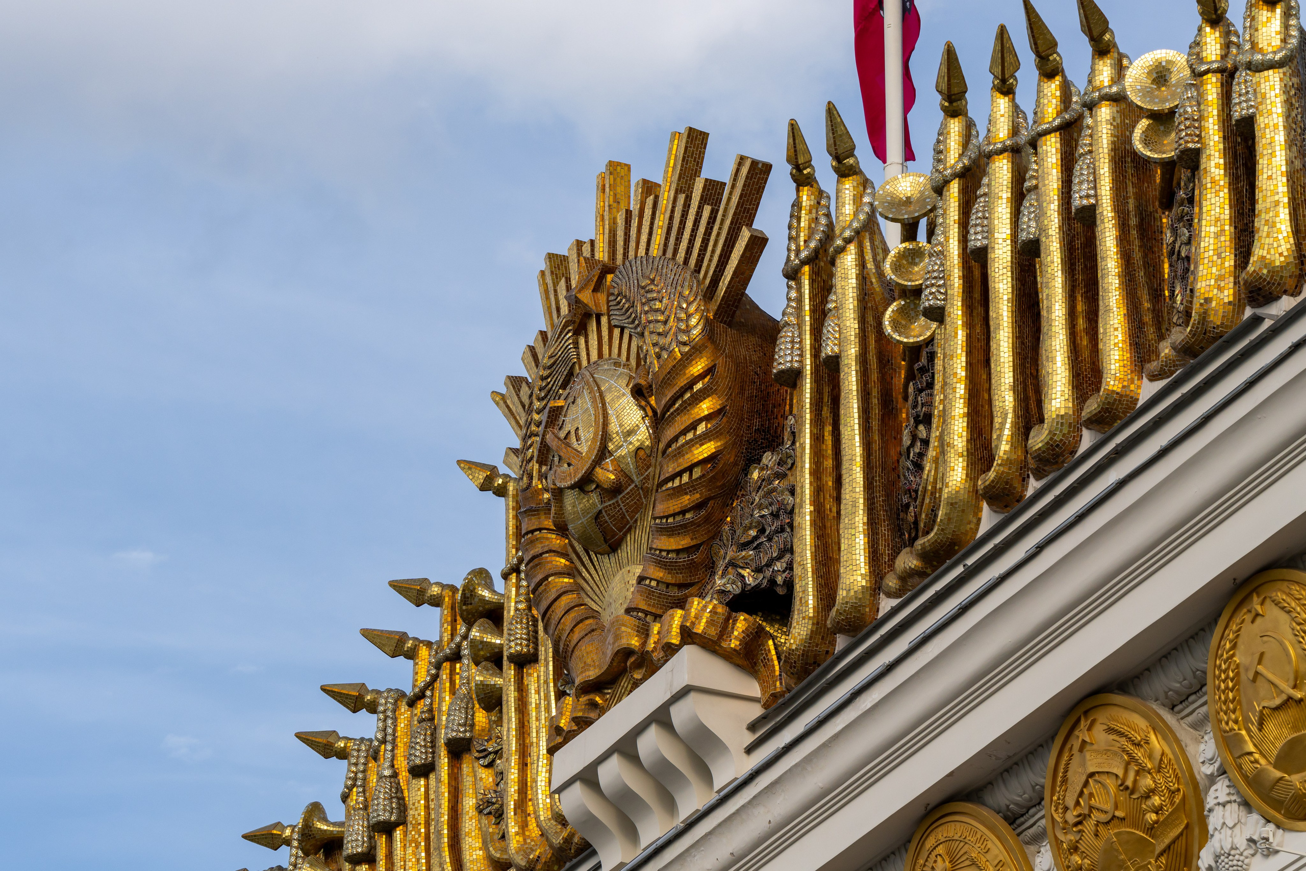 Золотой герб на ВДНХ