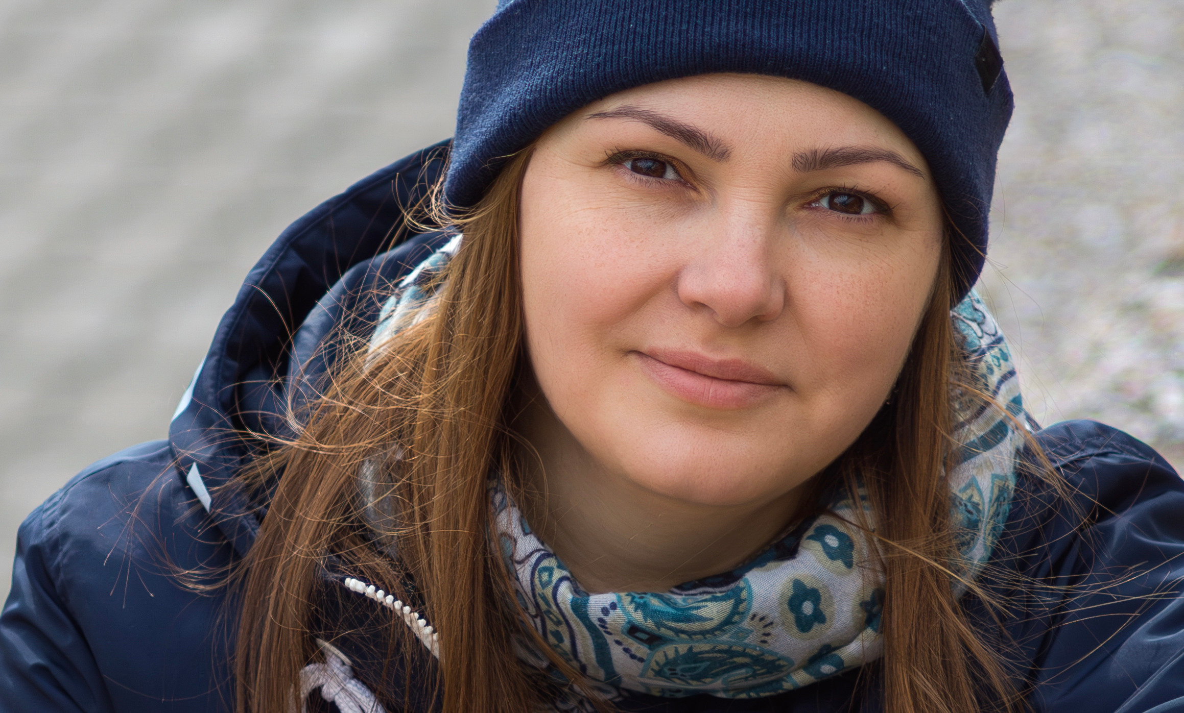 Женский портрет на фоне серой брущатки