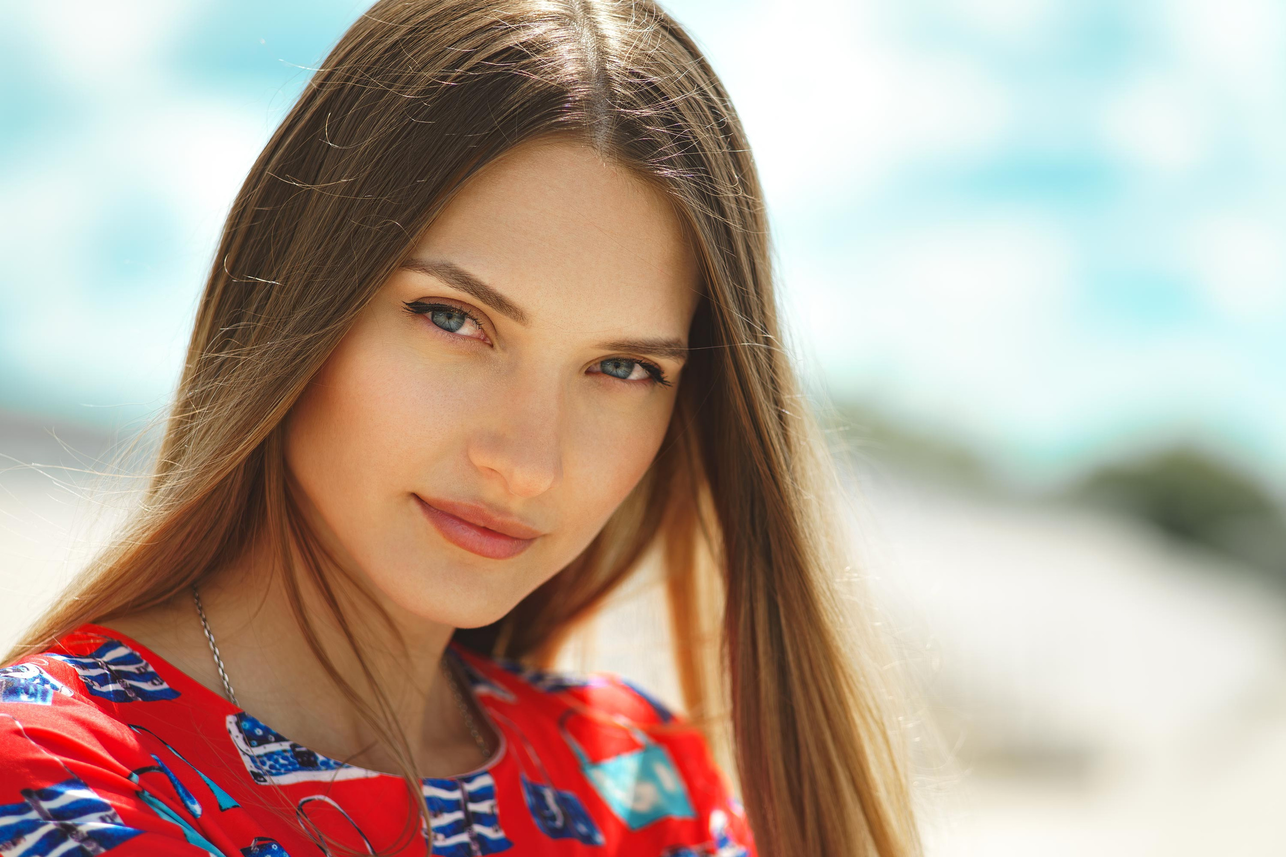 Женский портрет на фоне неба
