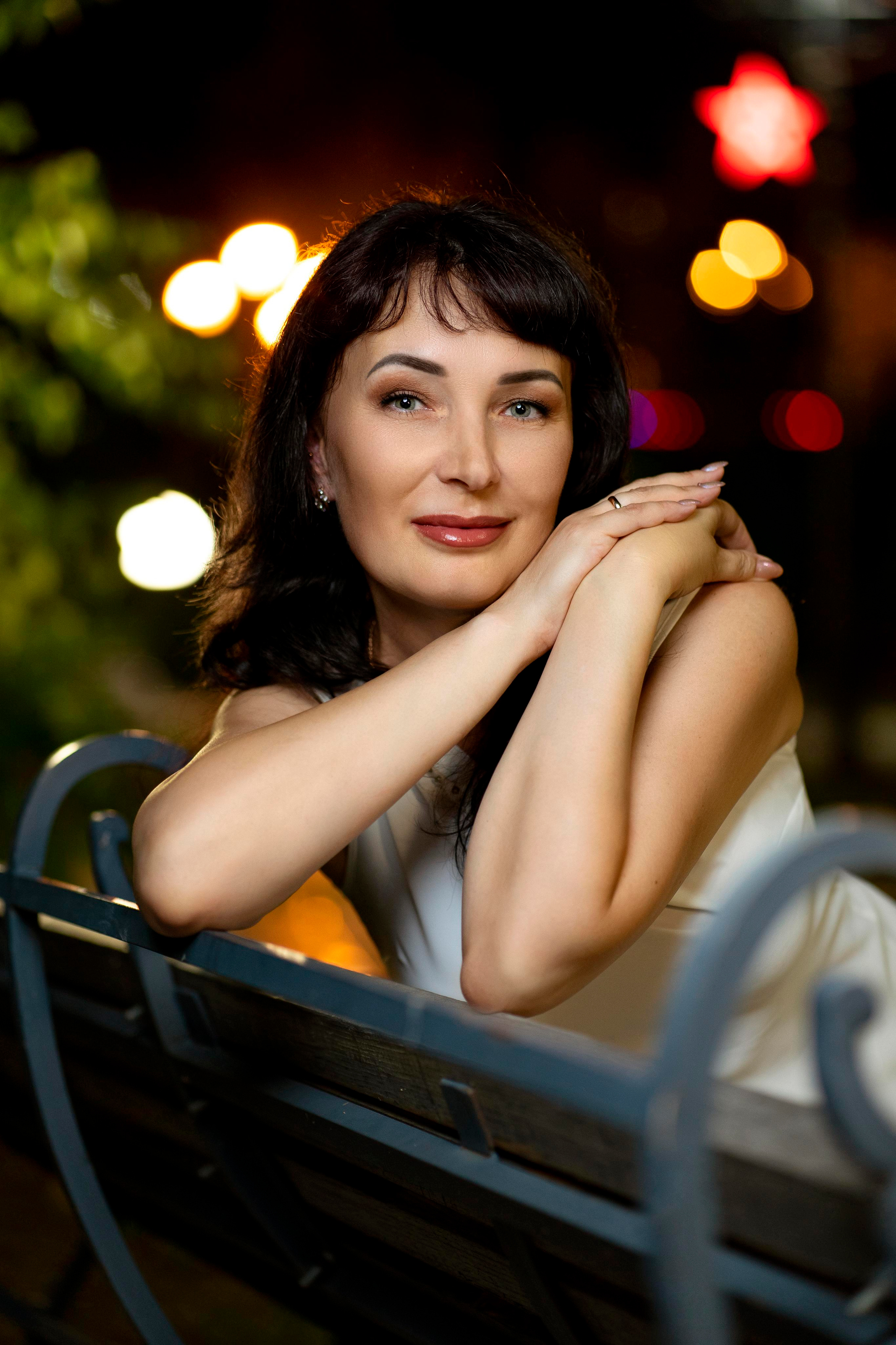 Портрет женщины на фоне ночных огней города