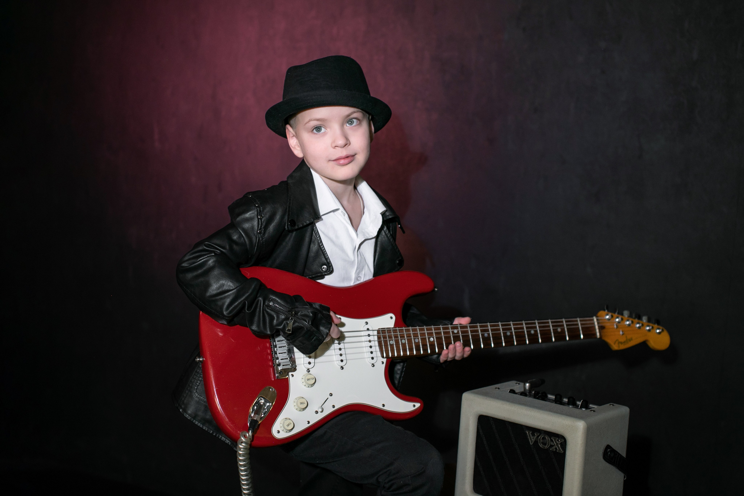 Фото с гитарой. Надежда Рыжова, портретная и контент-съемка в Челябинске