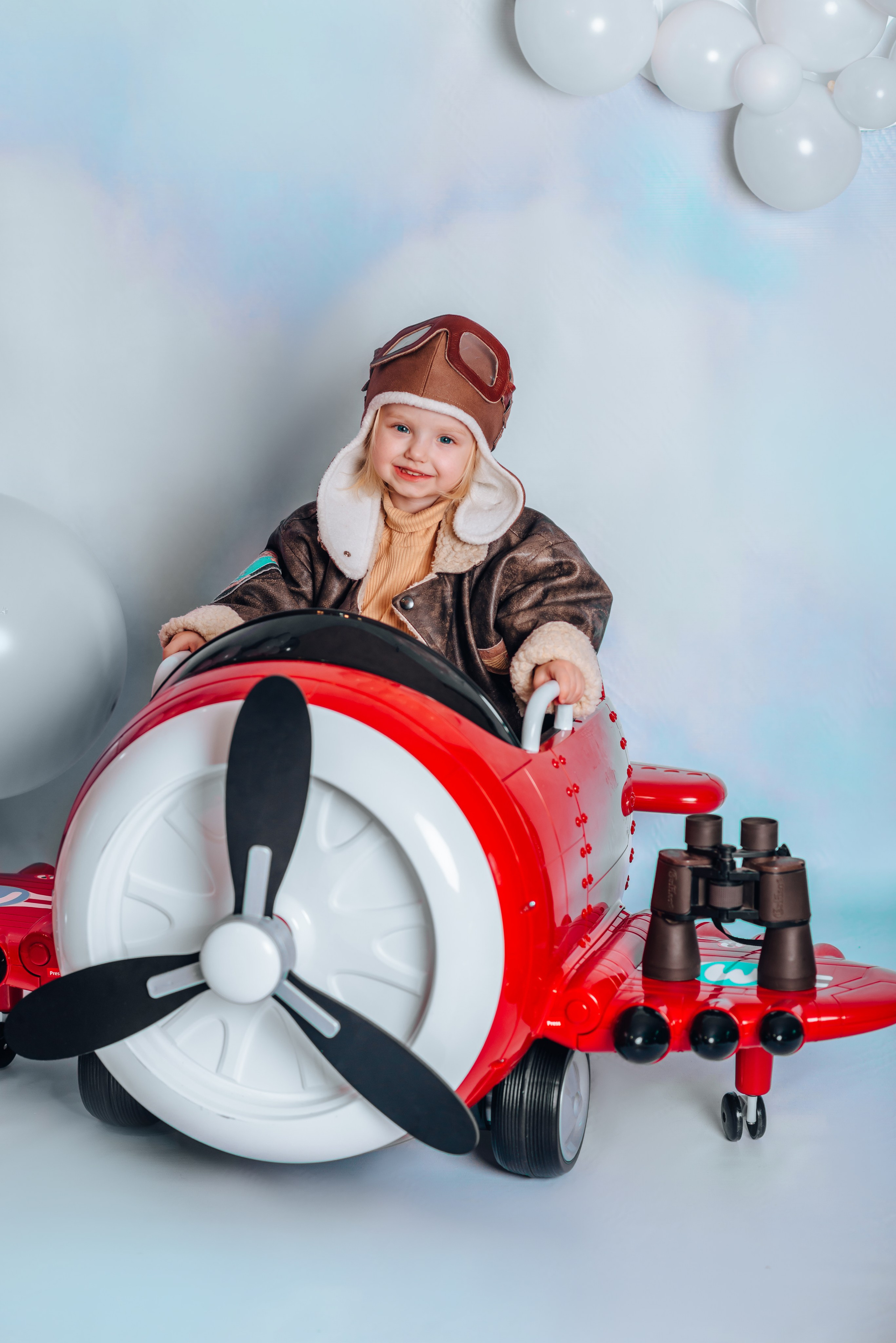 электросамолет. подойдет от 1 года до 6 лет. Аренда 1000р