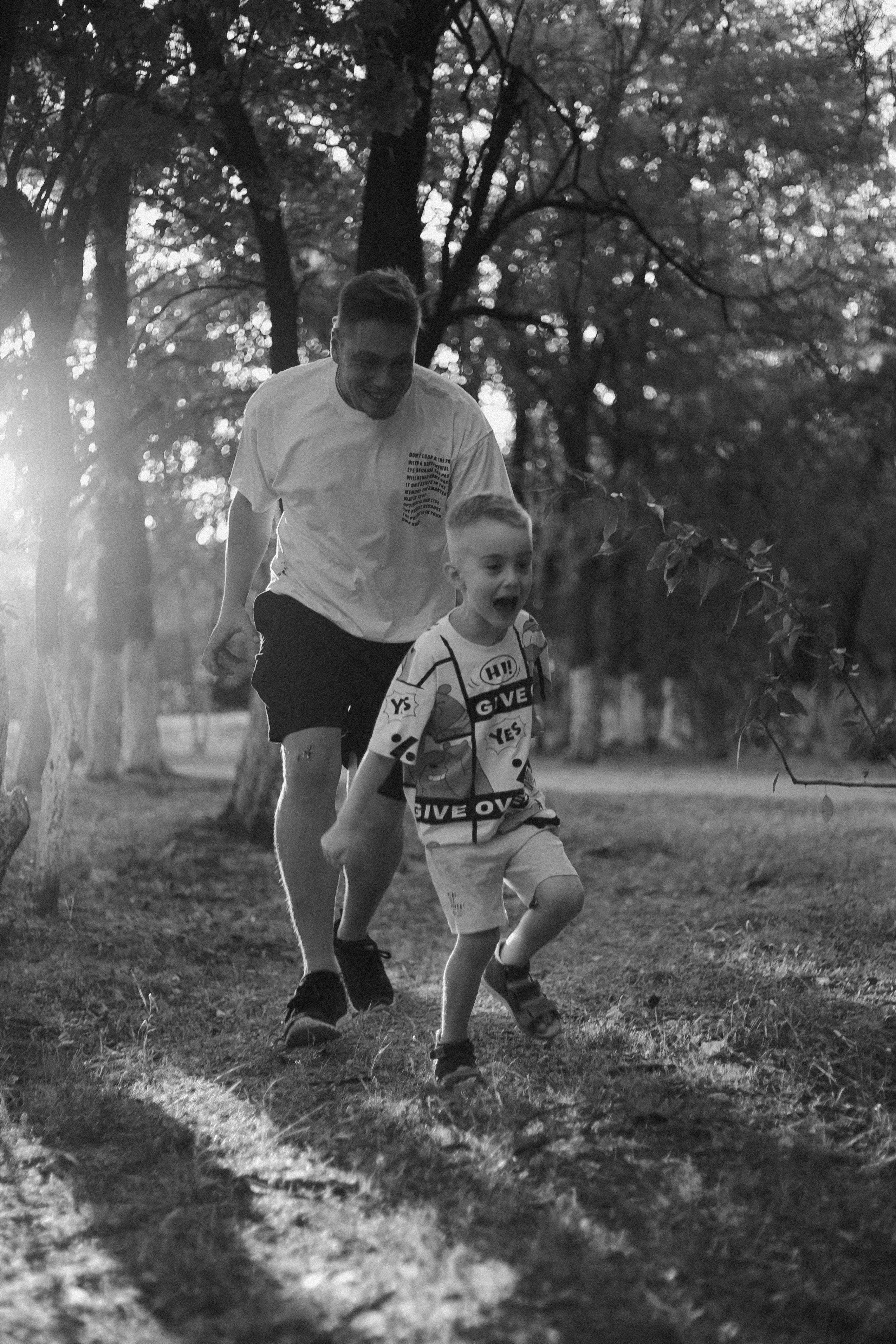 Папа учит сына кататься на велосипеде. Фотограф в Крыму | Виктория Нотевская