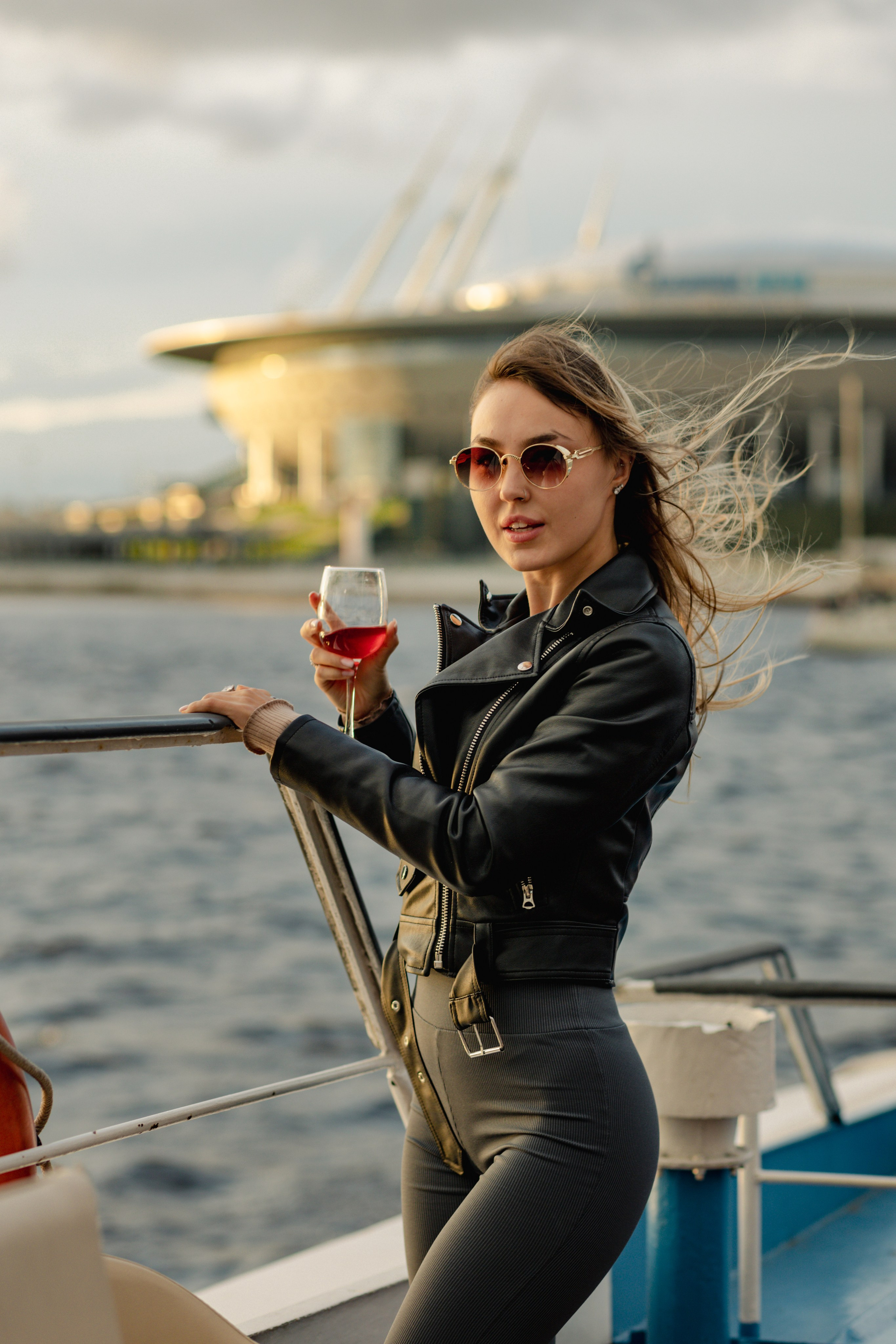 девушка на фоне газпром арены