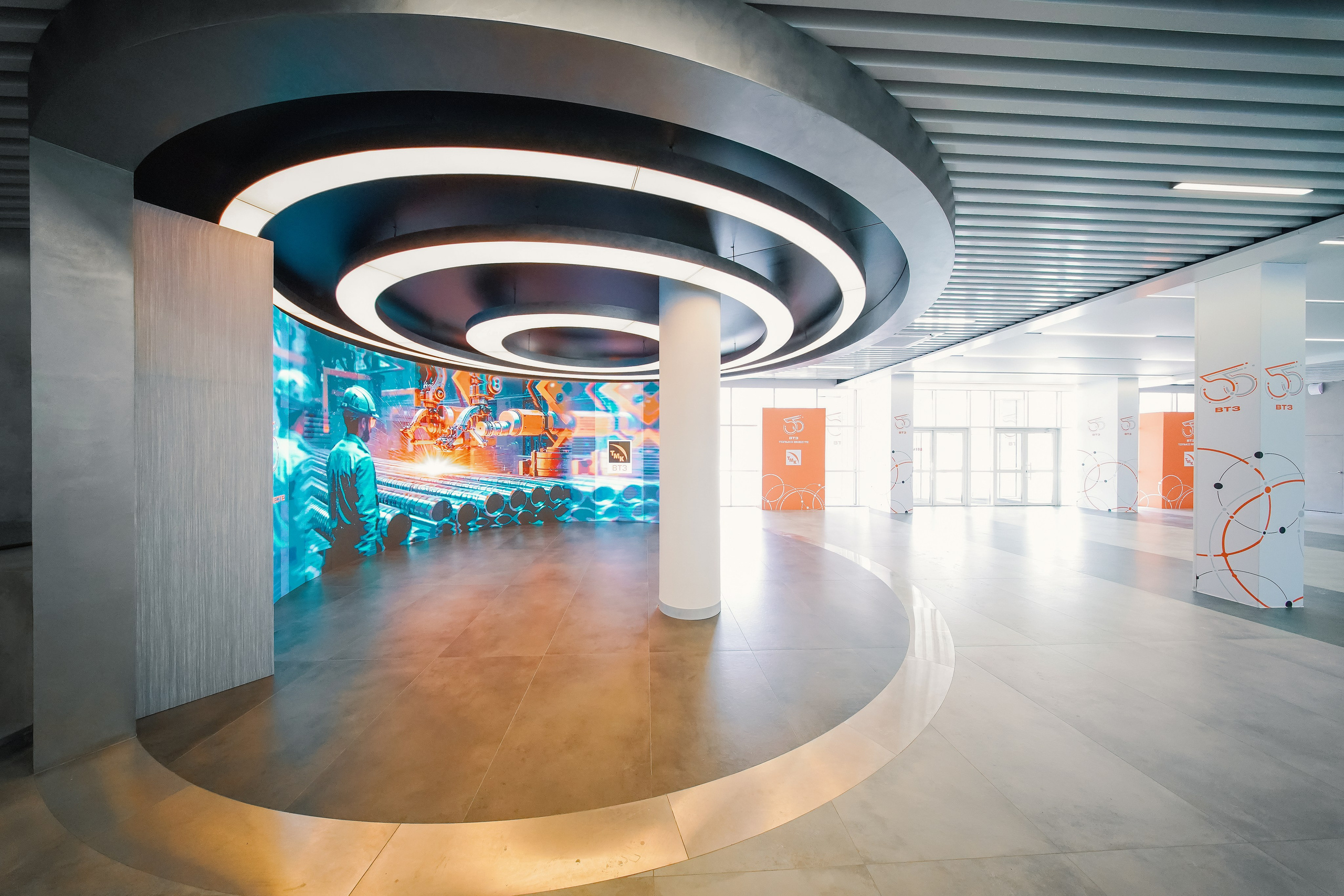 Фойе заводоуправления ВТЗ. Фотограф Никита Барановский