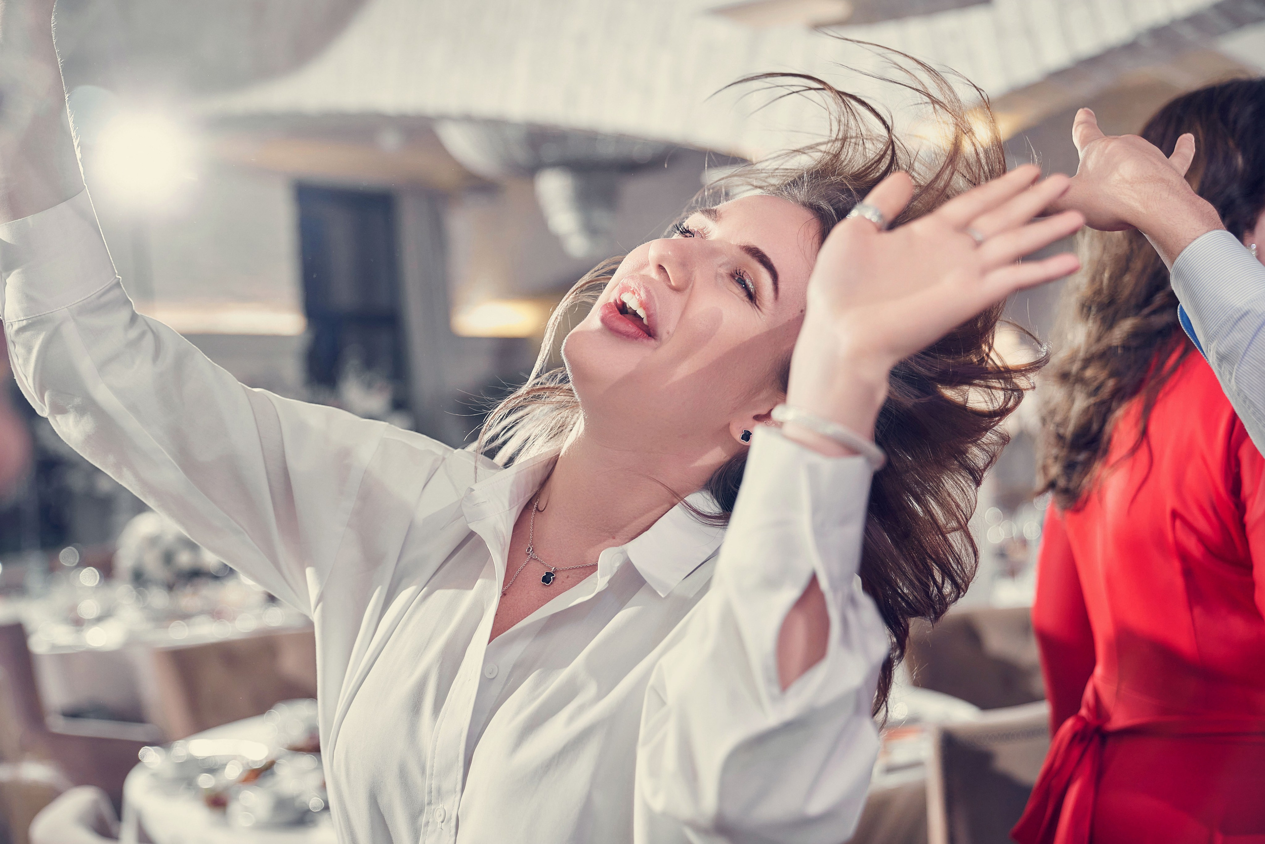 девушка эмоционально танцует на свадьбе