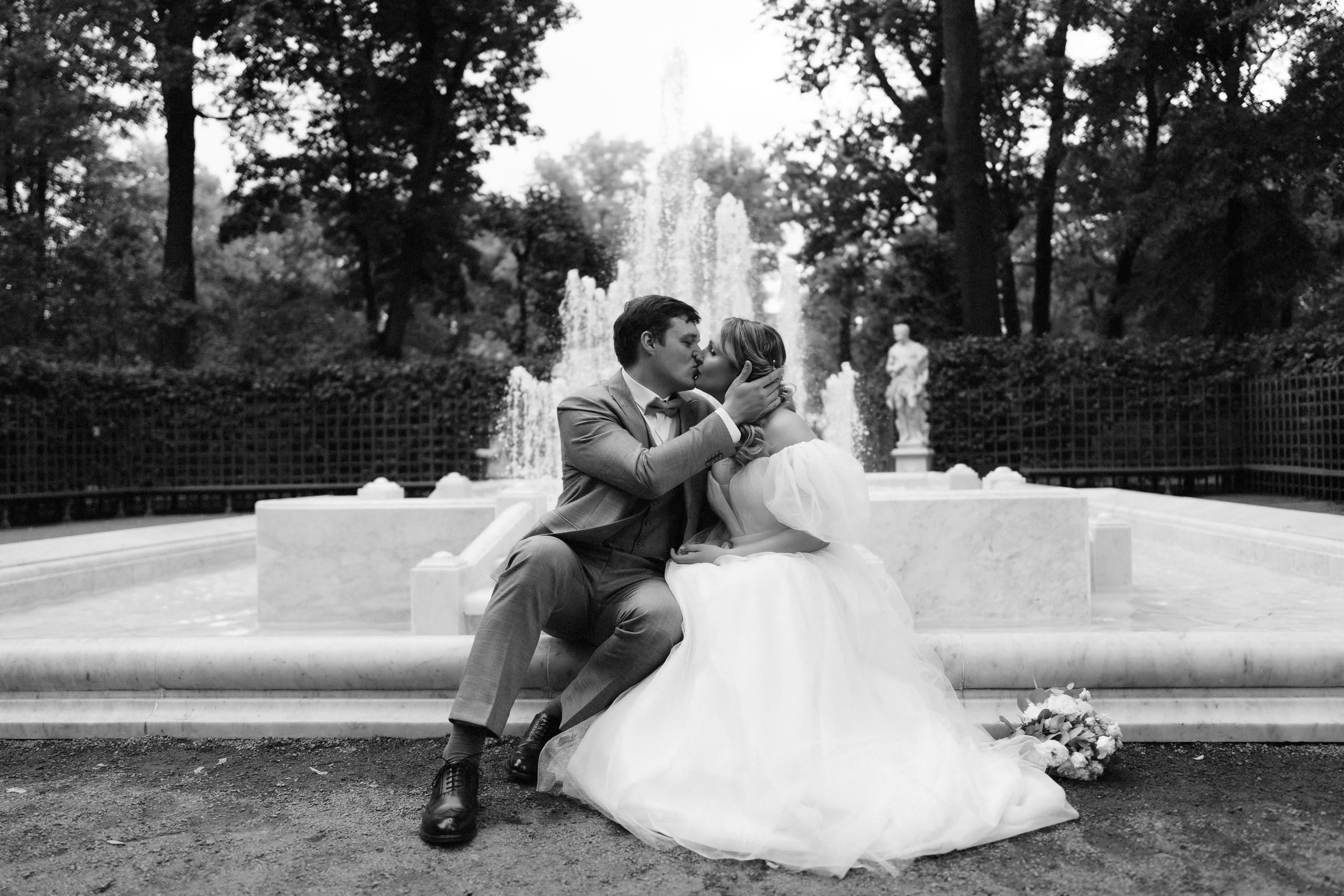Свадебная пара у фонтана в Летнем саду — чёрно-белый кадр