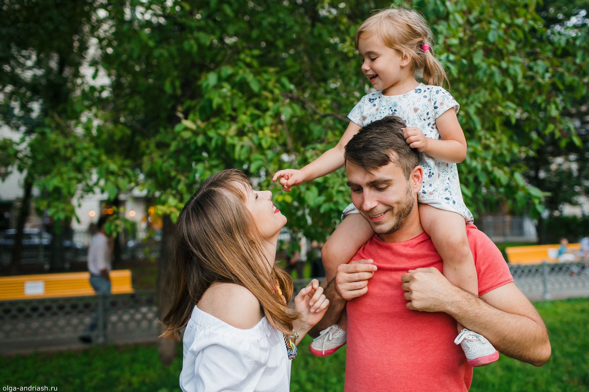 Прогулки на Патриарших прудах. Семейный, портретный и свадебный фотограф в Санкт-Петербурге и Москве