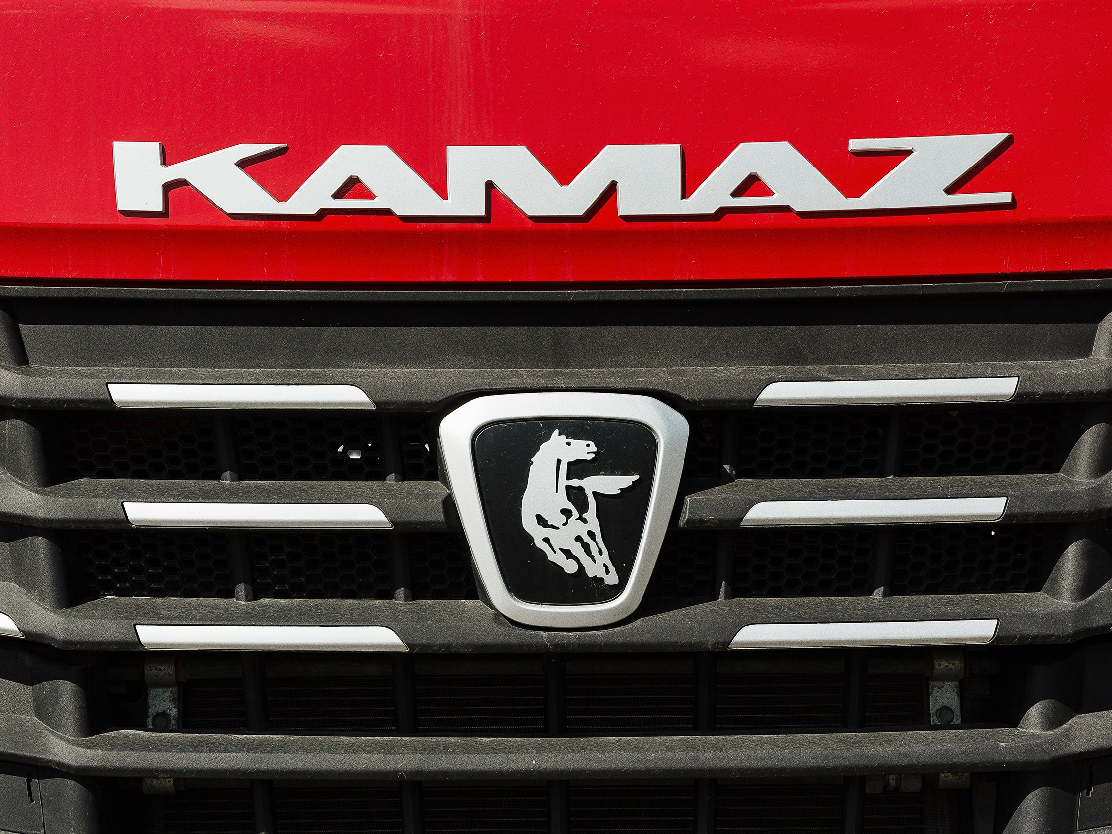 Профессиональная съёмка легковых автомобилей и большегрузов для продажи и контента. Выездная фотосессия спецтехники в Санкт-Петербурге. Репортажный фотограф Сергей Пушкин в СПб. Промышленная фотосъёмка авто. Фотограф для дилеров и производителей. 