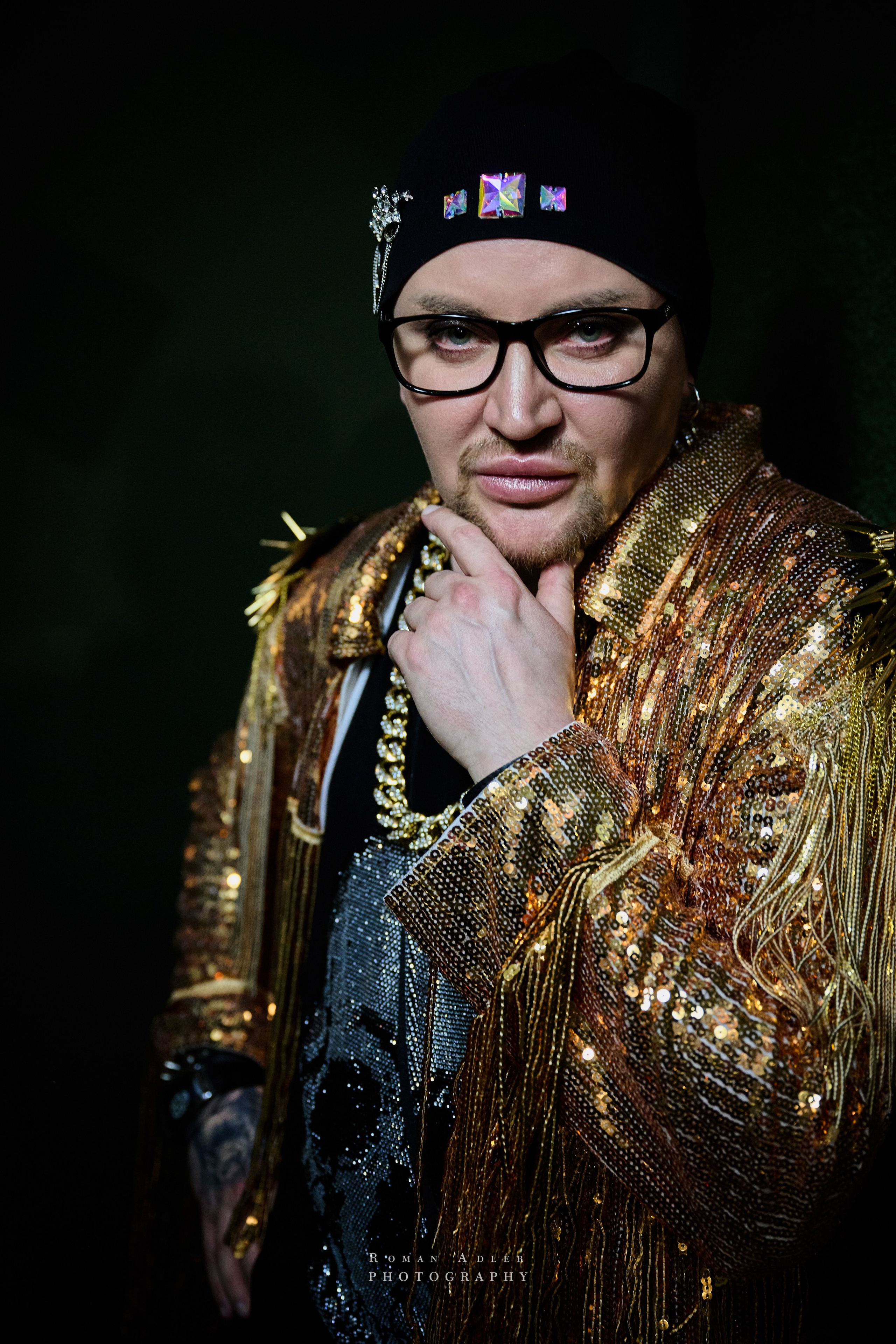 Шоумен Женя Цой. Фотограф Роман Адлер