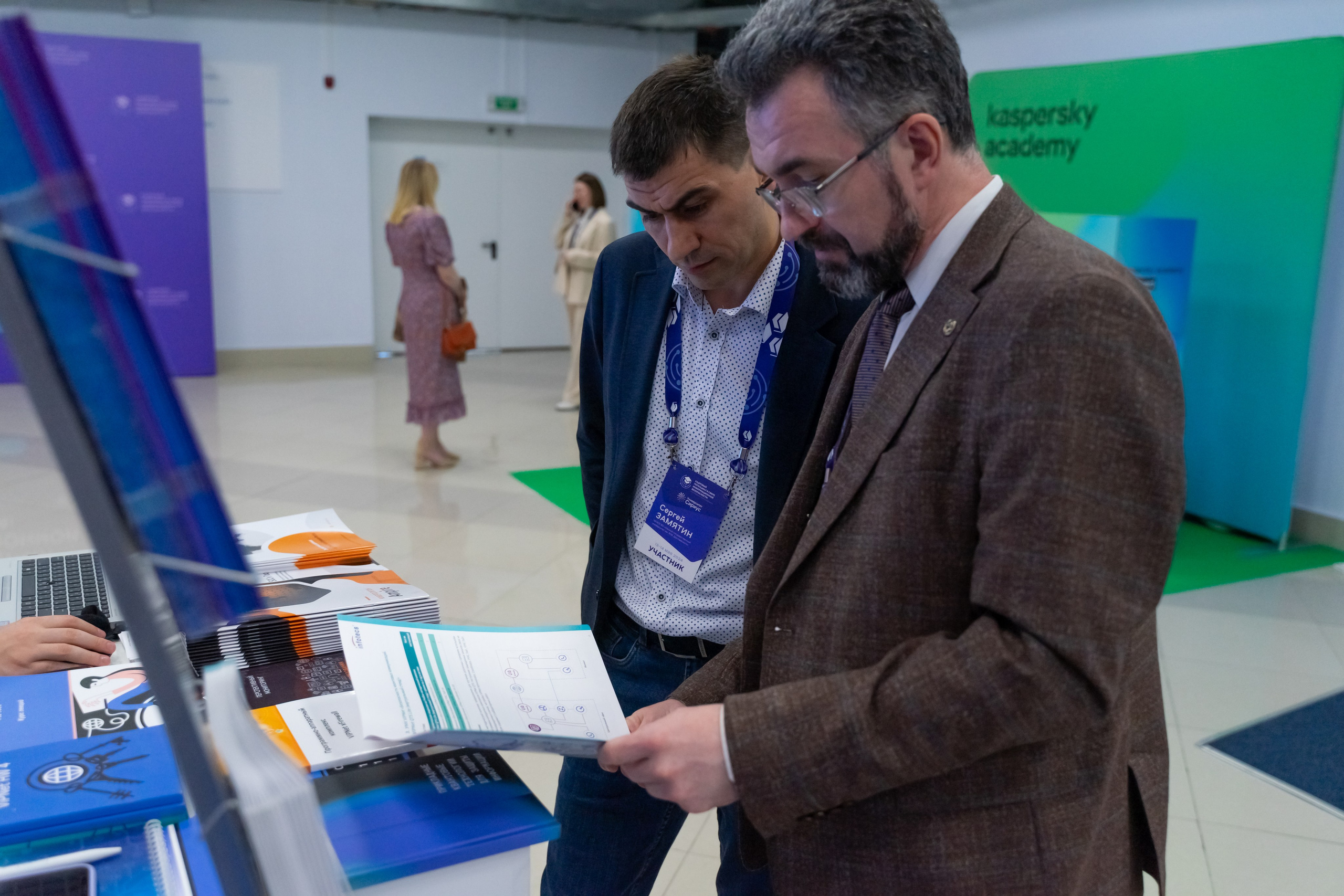 Фотография со стенда участников 