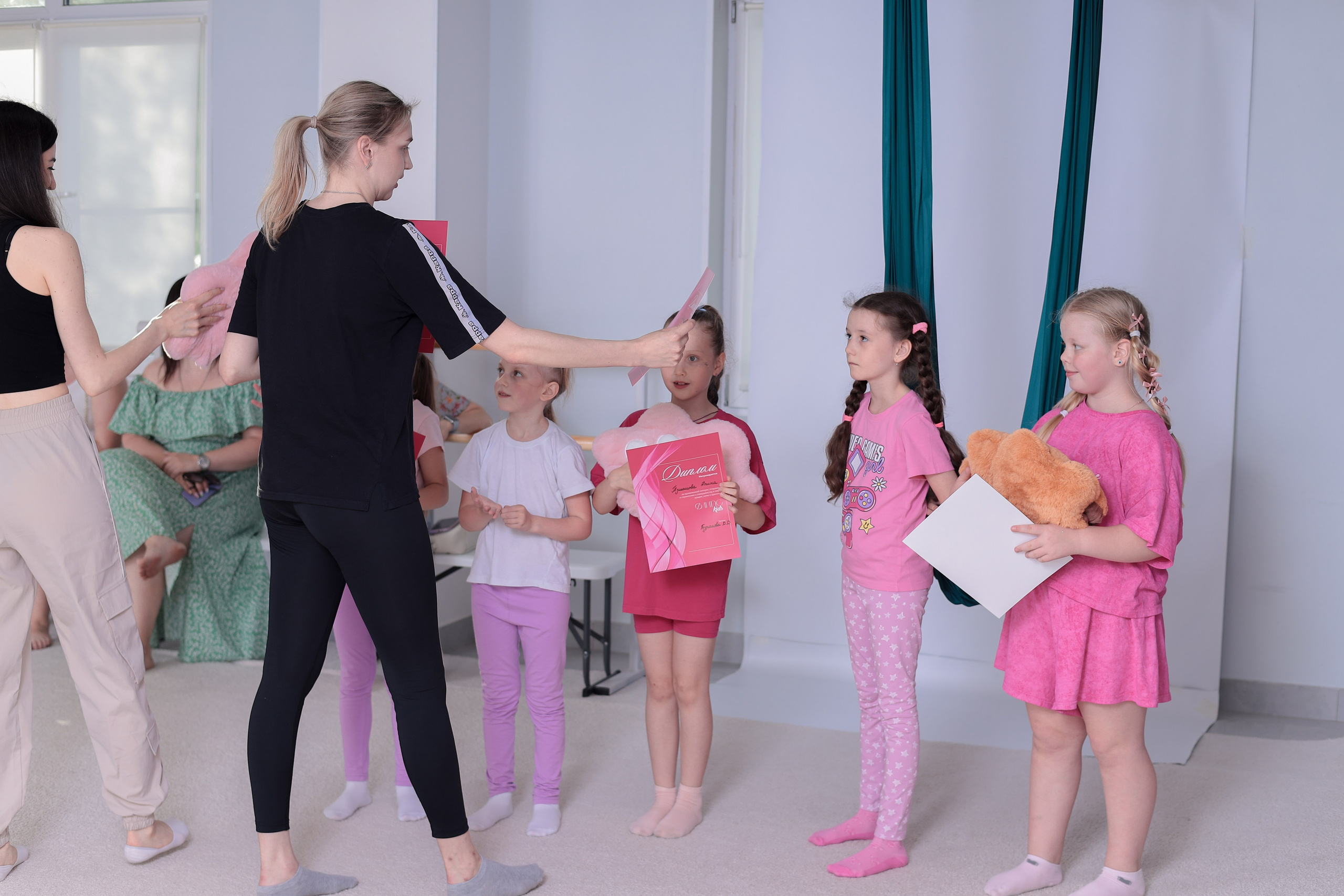 Детская аэройога. Фотограф Надршина Лилия