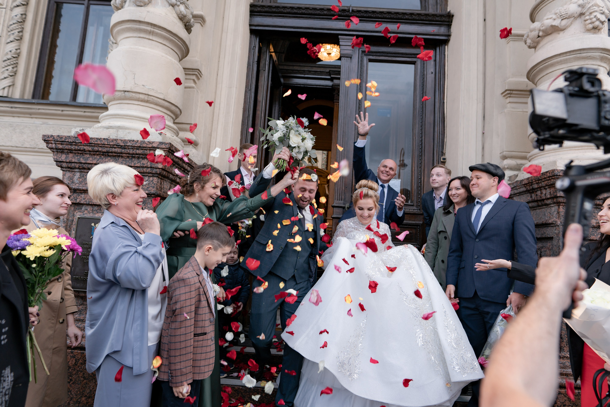 жениха и невесту закидывают конфити на выходе из дворца 1 на английской набережной