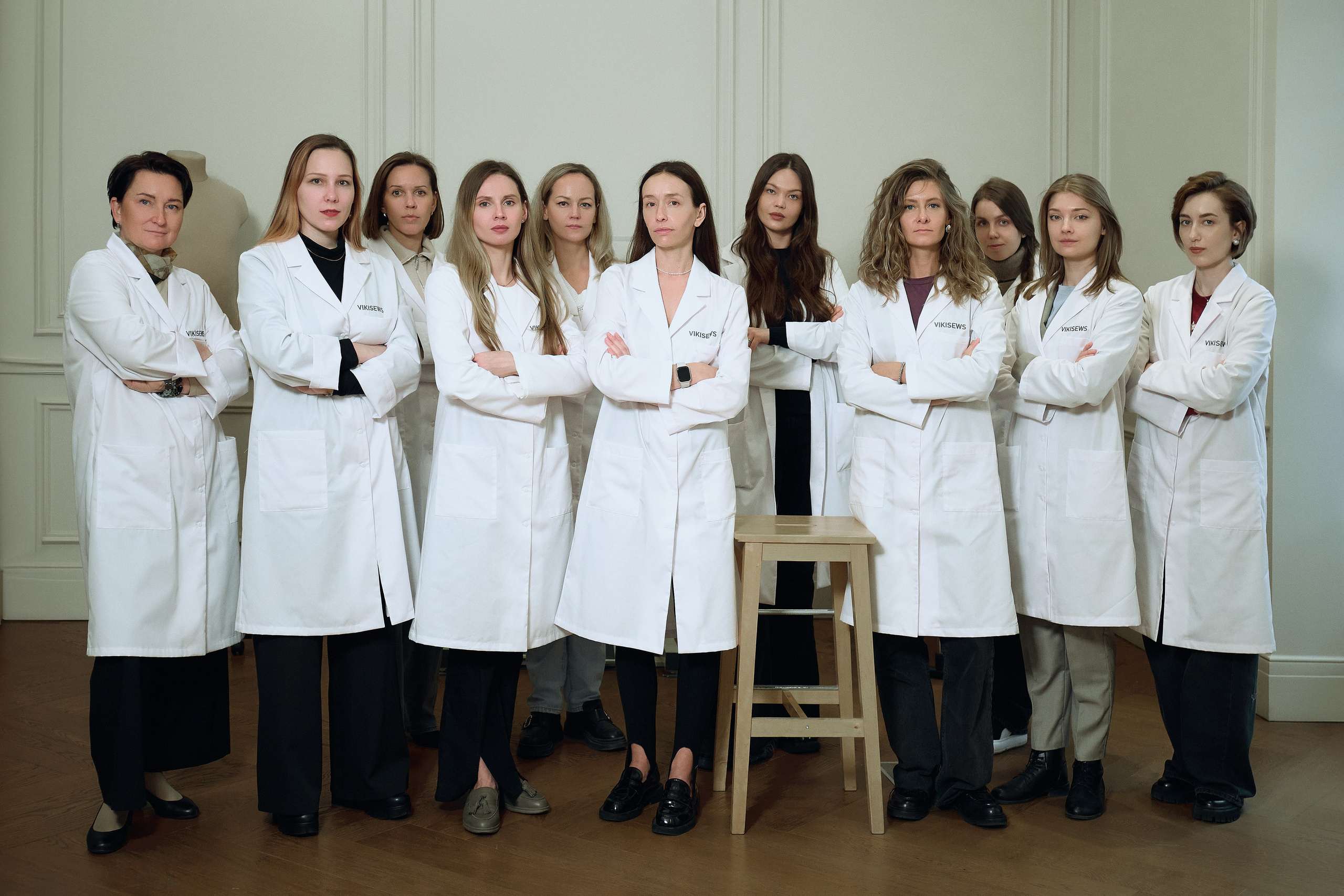 Общая фотография команды Vikisews в московском офисе: сплоченный коллектив в сфере fashion-дизайна.