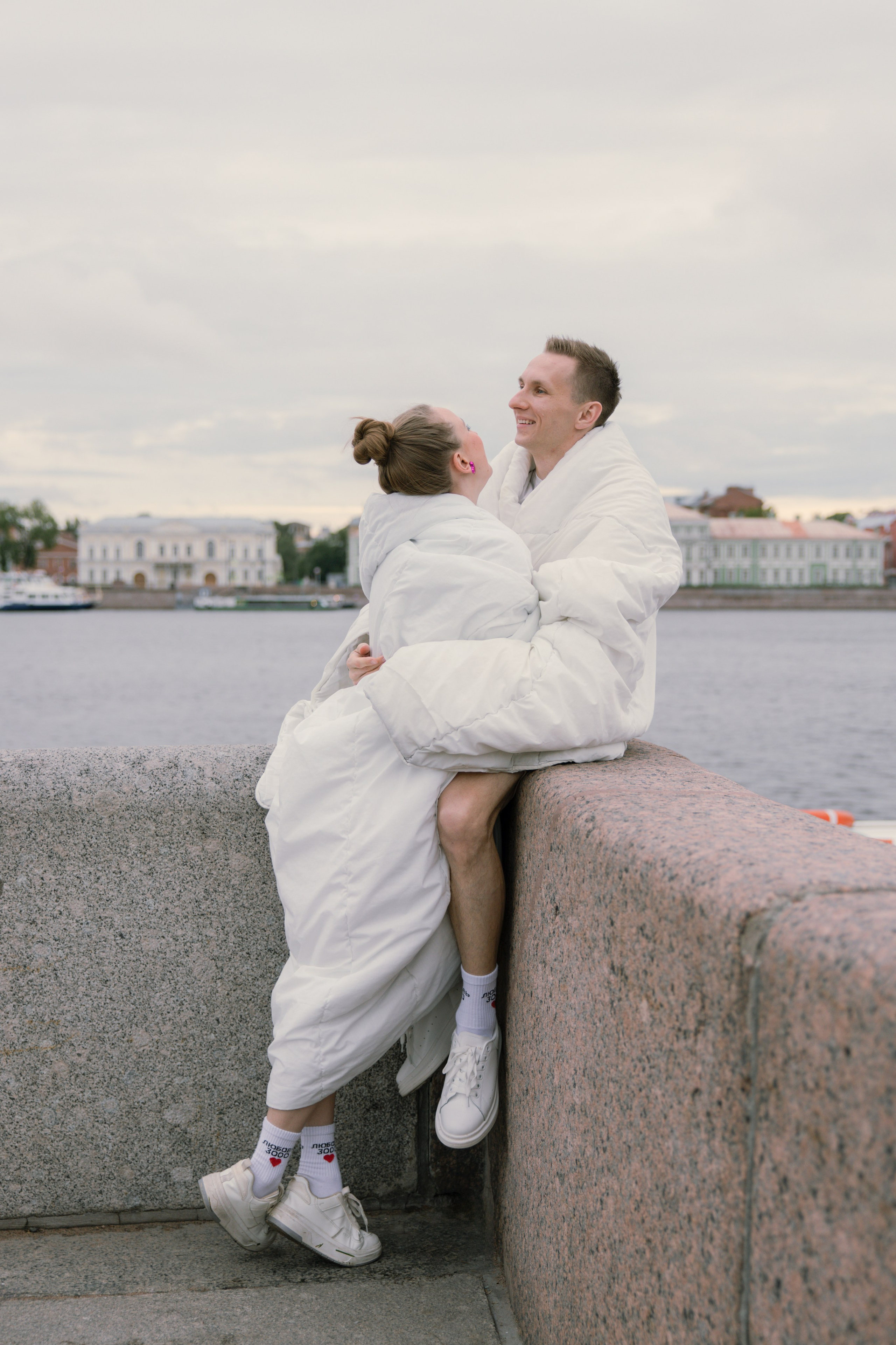 Лавстори прогулка в одеялах по ночному городу летом в Санкт-Петербурге. Фотограф в Санкт-Петербурге Вагнер Юлия