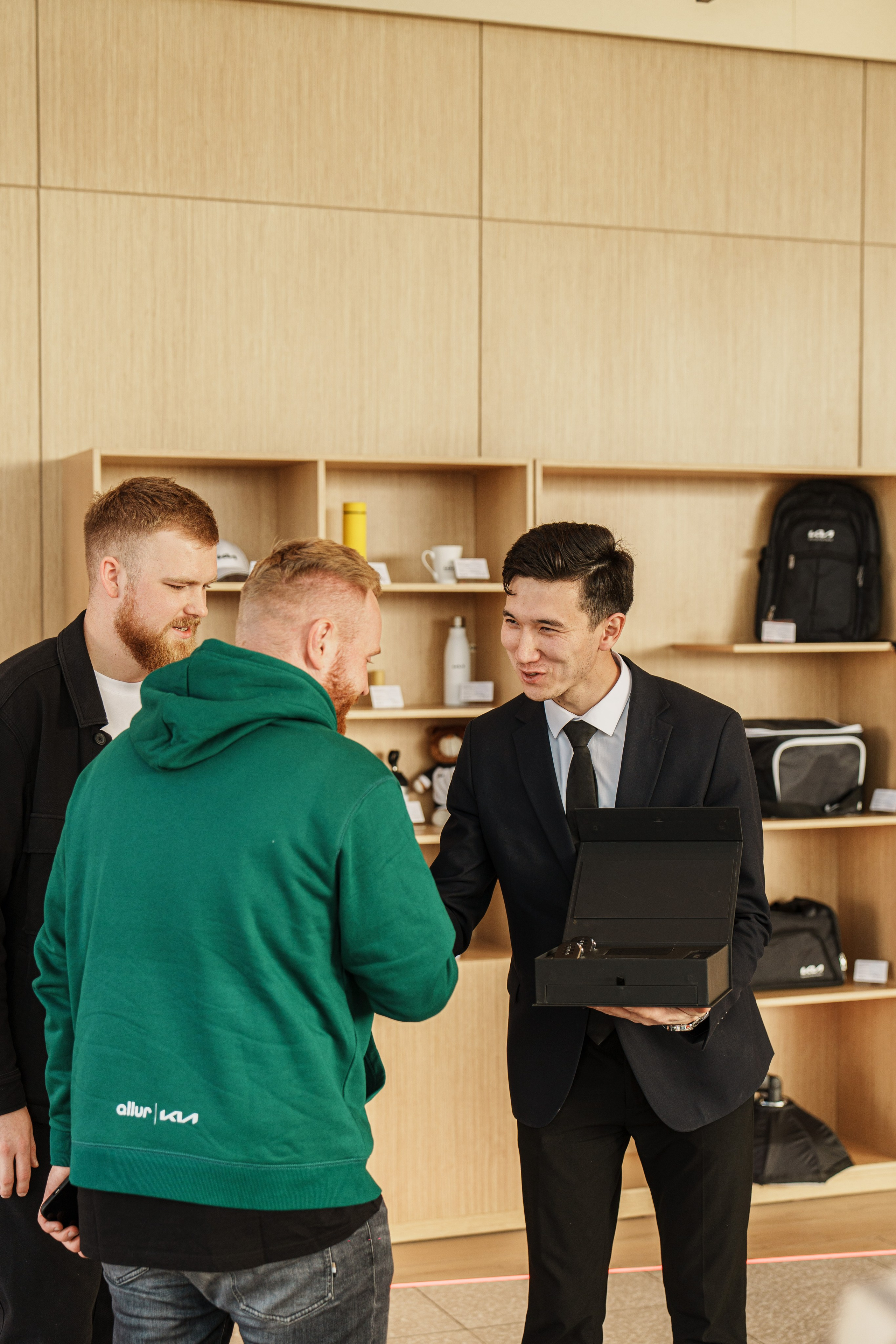 Kia EV6 Вручение Евгений Чебаткову. Фотограф TAULAN_1