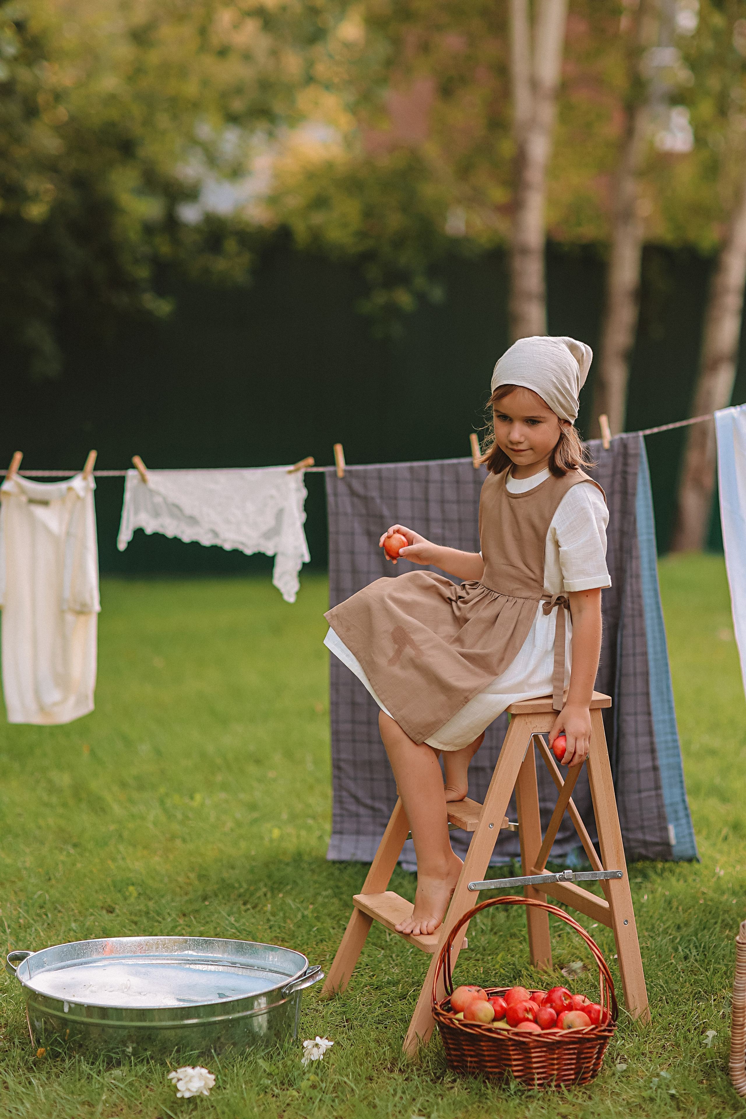 Стирка у дома. Семейный фотограф Тюмень, фотограф на роды Салмина Мария