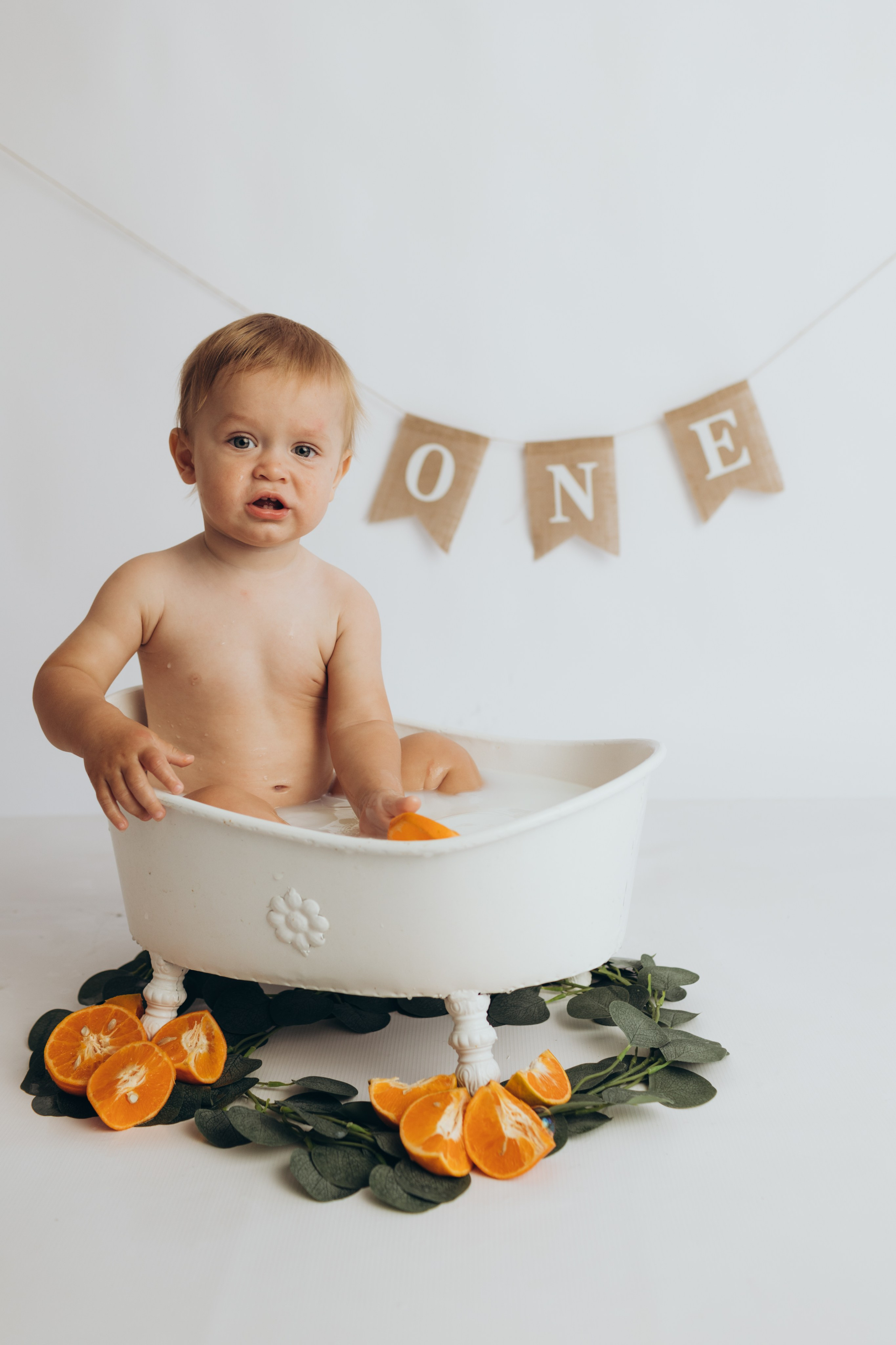 Фотосессия Первый Годик в Твери. Фотостудия для новорожденных и малышей в Твери — На ручки