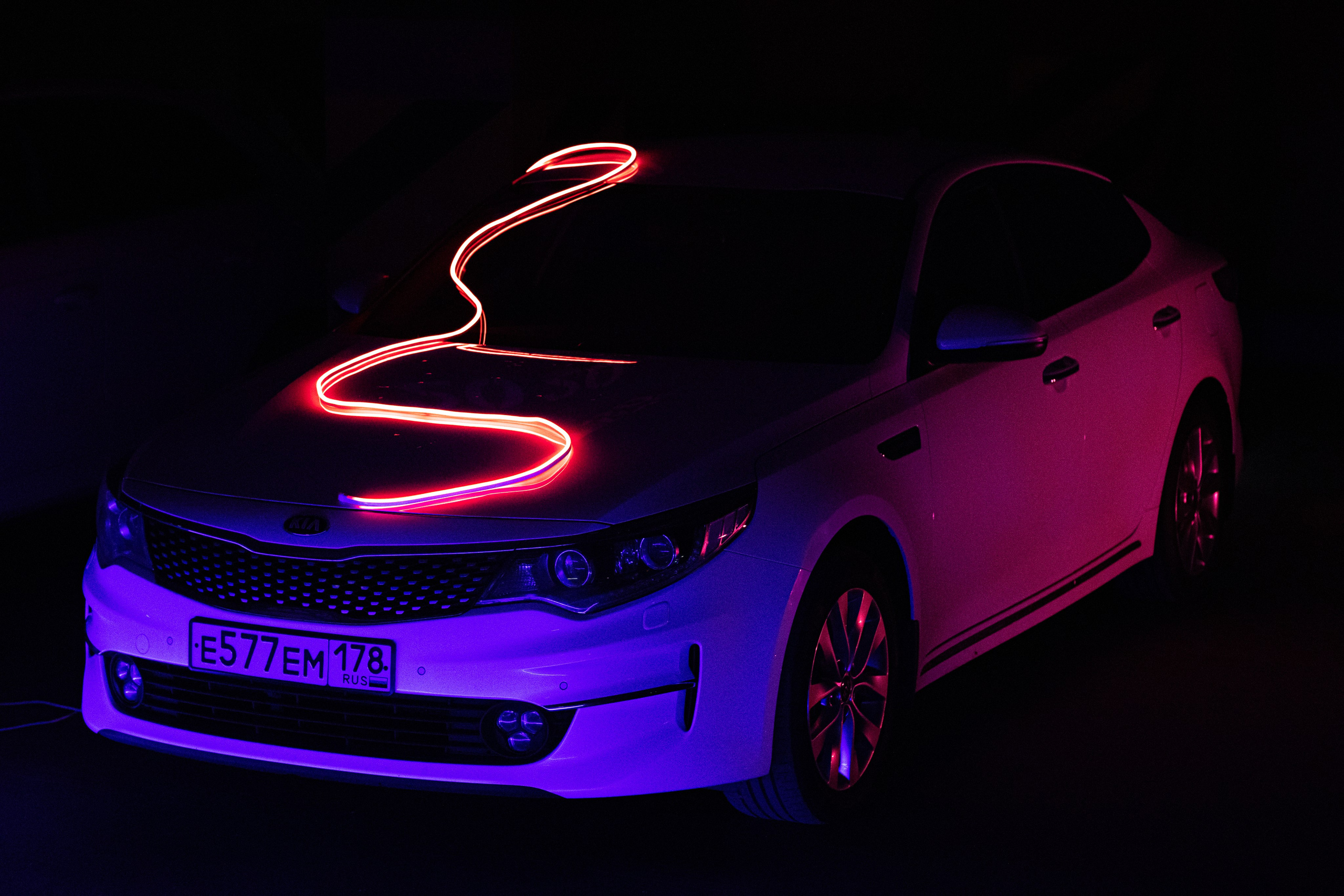 Белые авто в неоне. Ивентный фотограф в Санкт-Петербурге Олег Комков