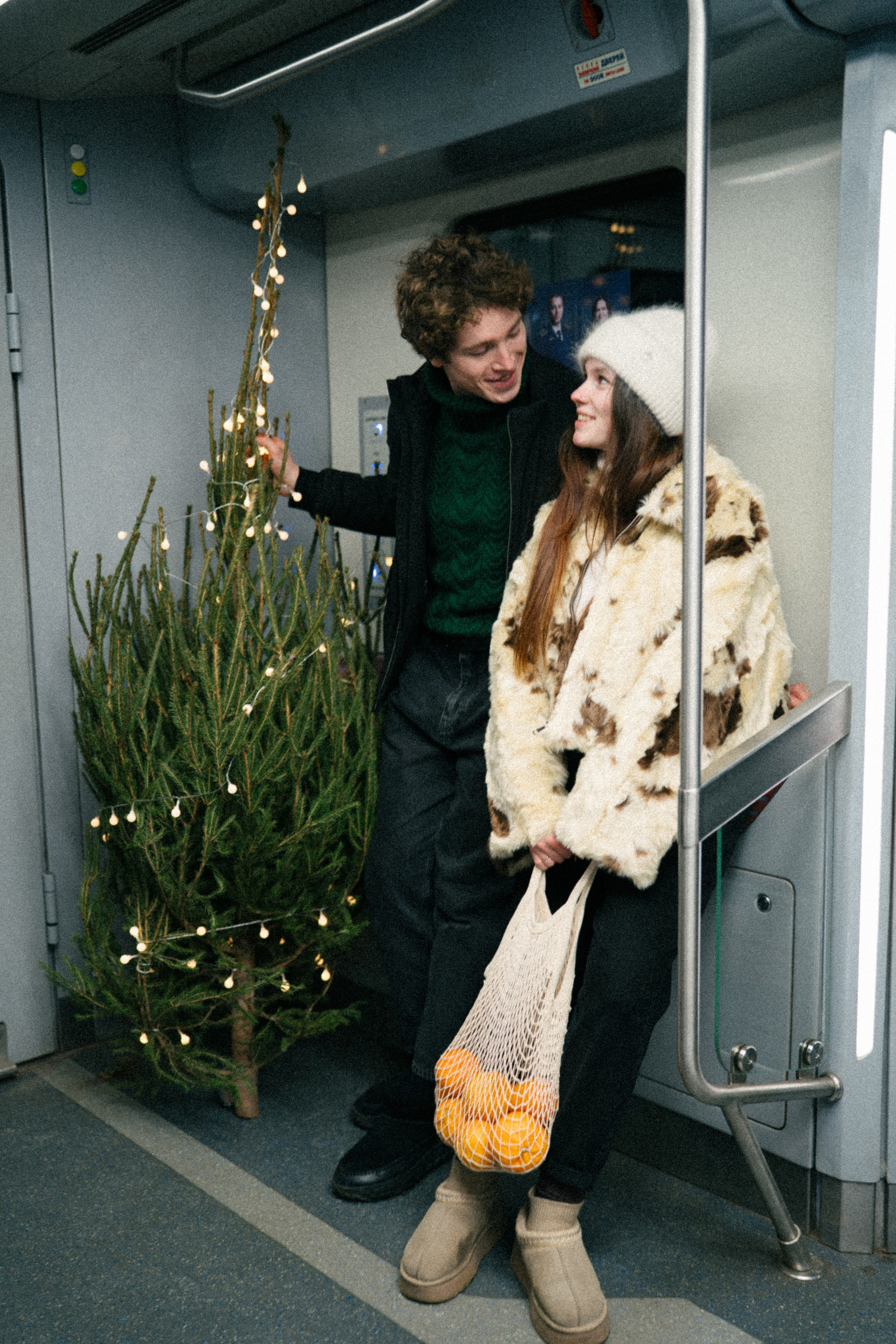 НОВОГОДНЯЯ ПРОГУЛКА ПАРЫ ПО ЧЕРНЫШЕВСКОЙ ПЕРЕД НОВЫМ ГОДОМ. Профессиональный фотограф, Санкт-Петербург — Виктория Богомолова