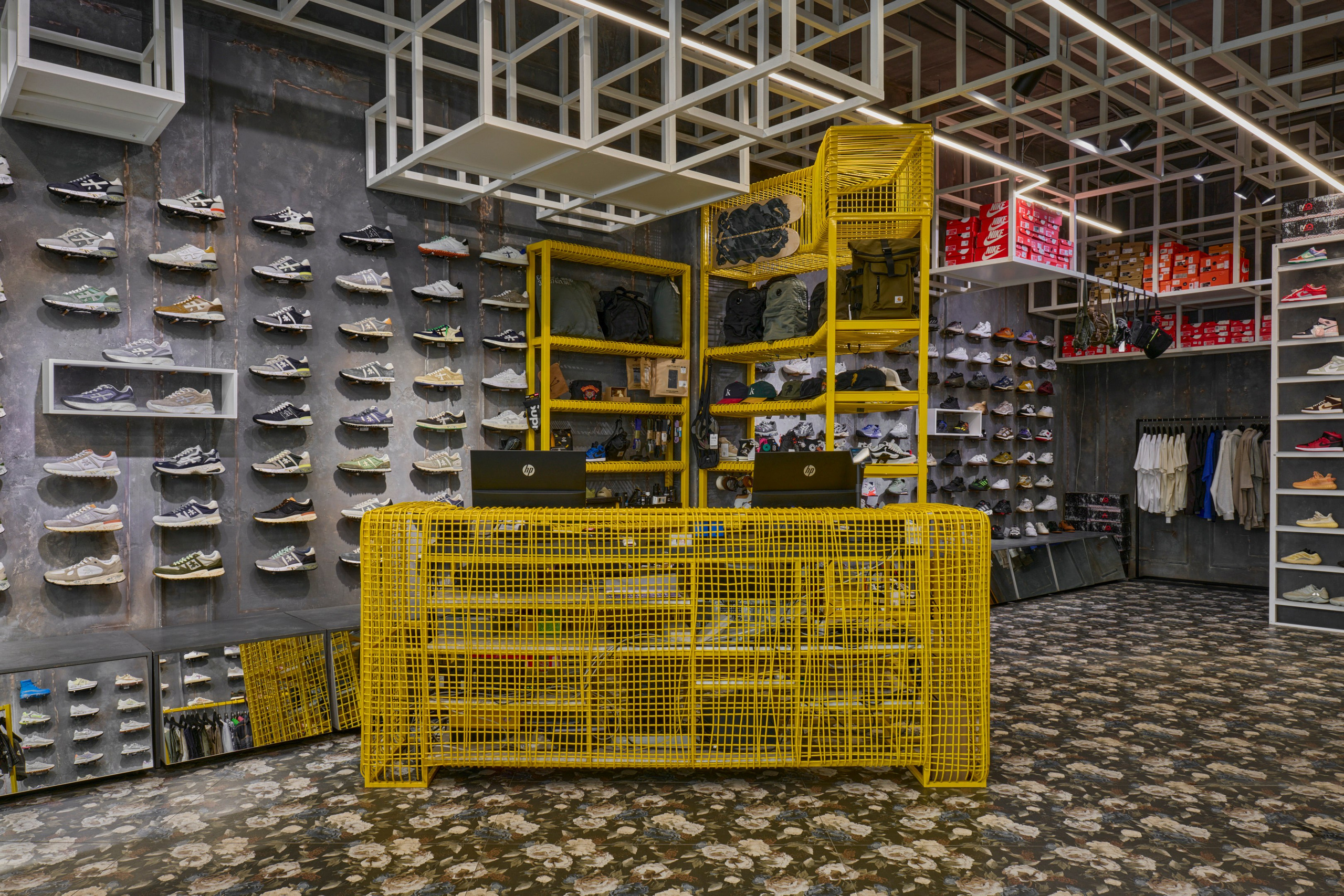 Магазин кроссовок и одежды The MAD SHOP. Интерьерный фотограф. Фотограф архитектуры