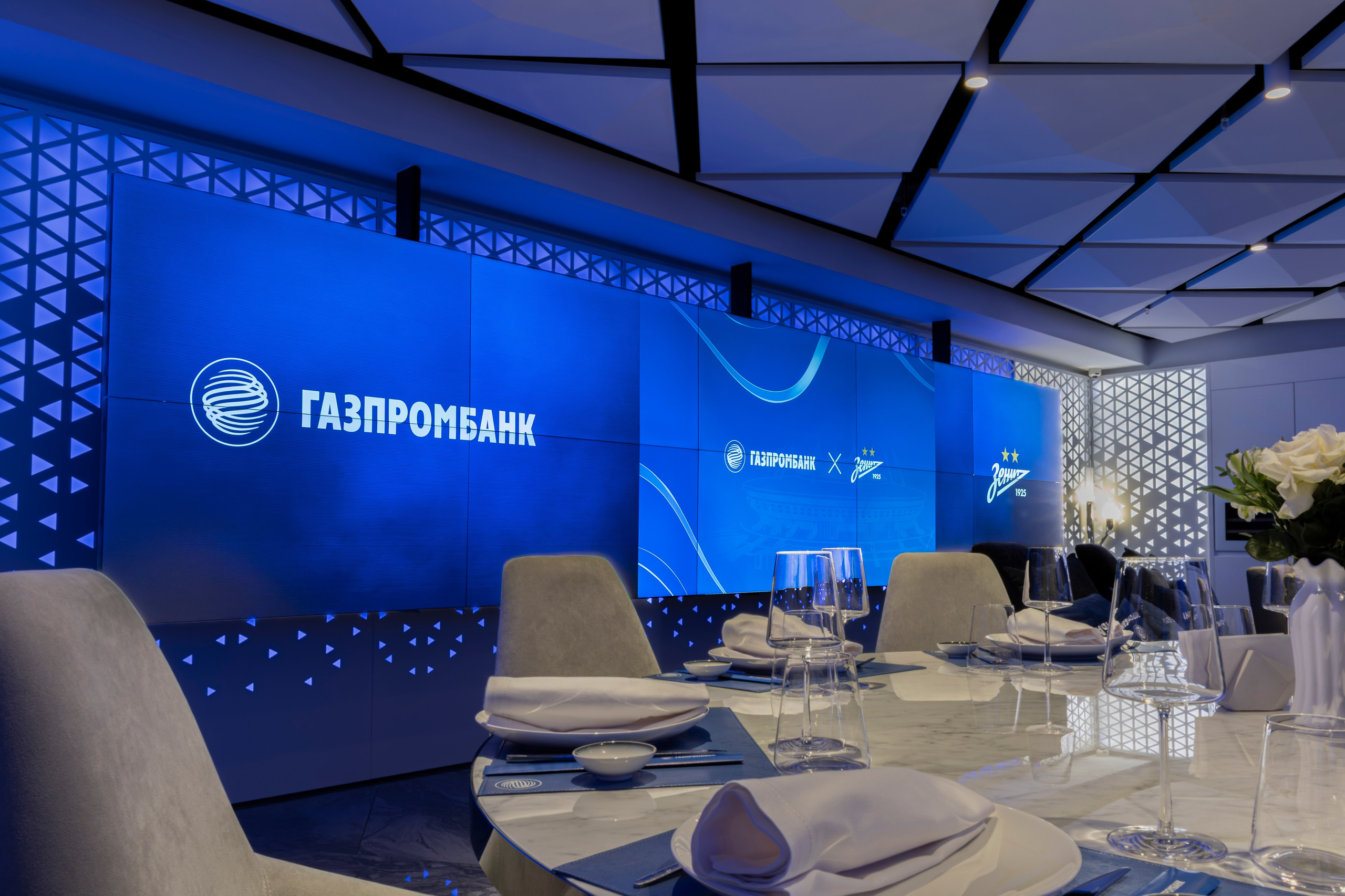 Экран с логотипом партнёра: интеграция спонсорской информации.