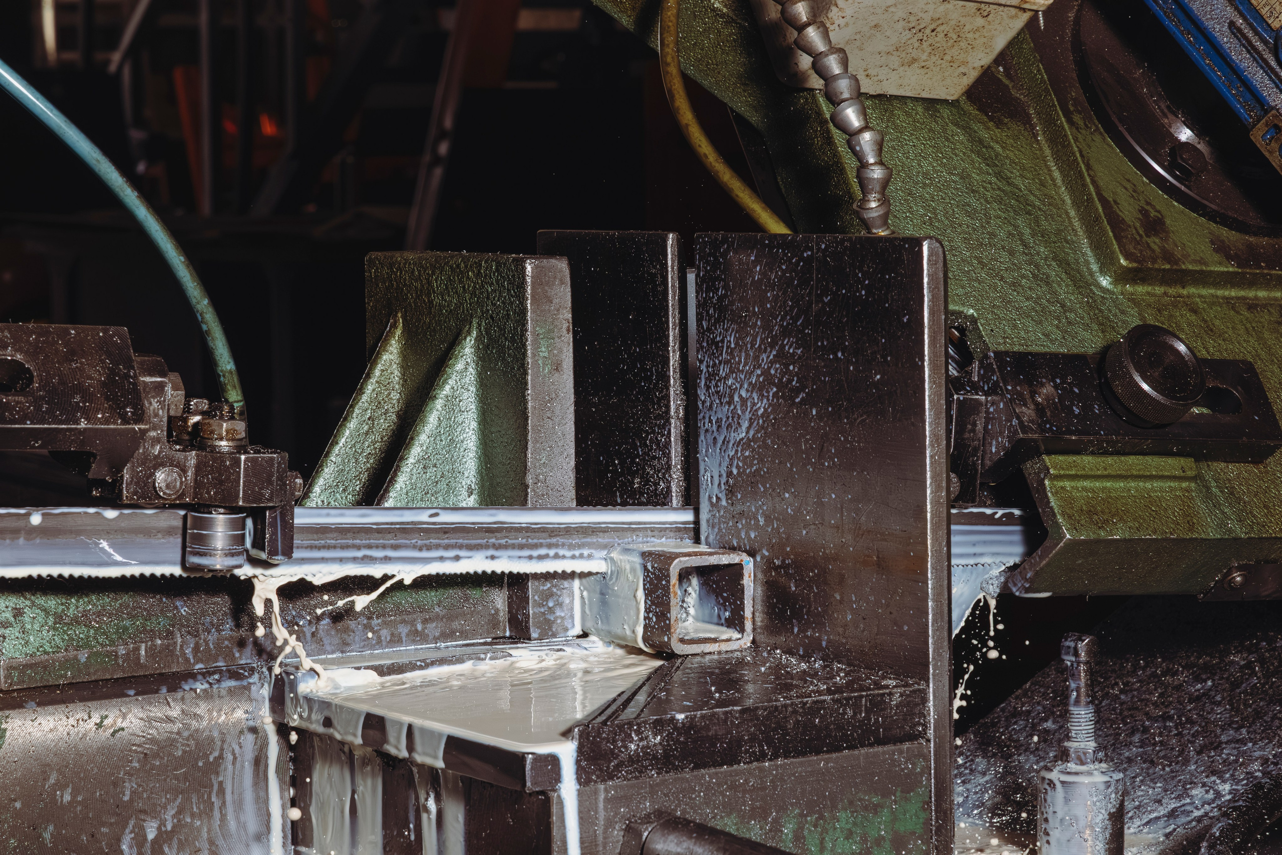 Производственный цех: линия сборки вакуумных захватов, организация рабочего пространства.