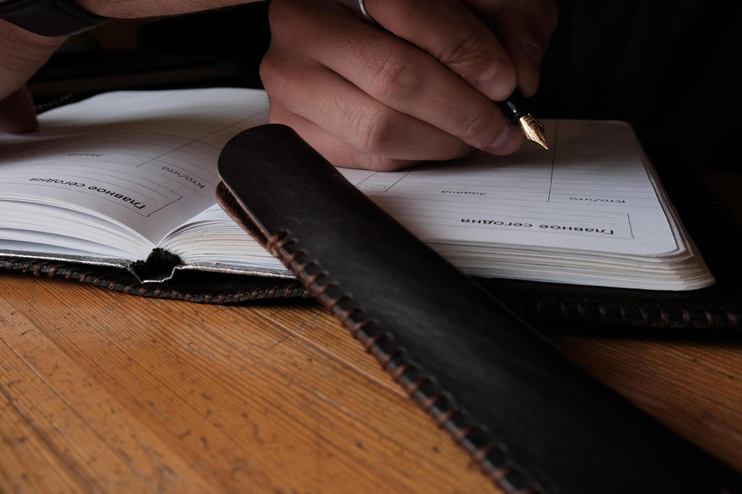 Обложка для ежедневника и чехол для перьевой ручки из коричневой 2 мм юфти.