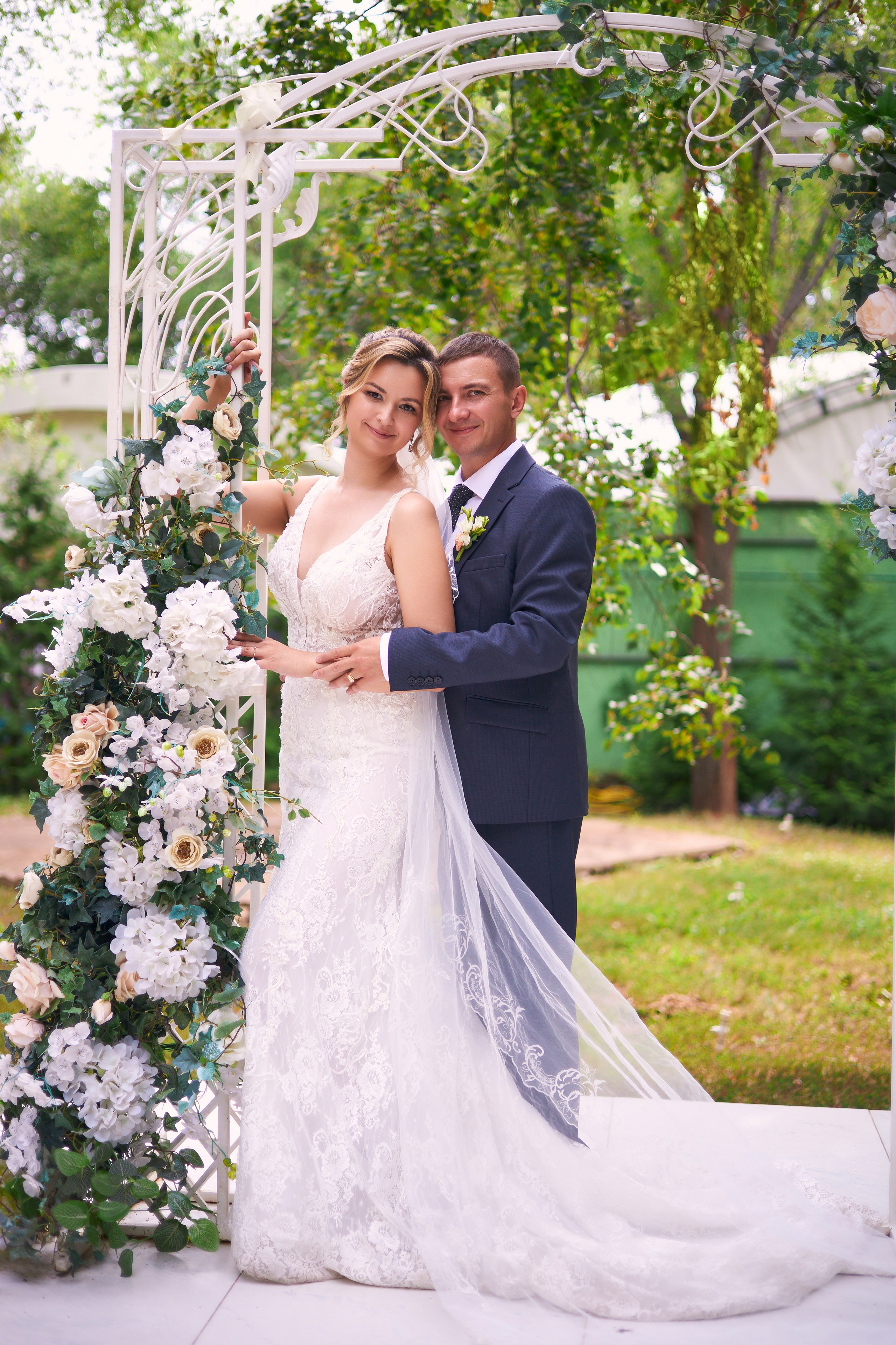 жених и невеста у свадебной арки Свадебный фотограф Оренбург  фотограф на свадьбу Оренбург фотосъёмка свадьбы в Оренбурге