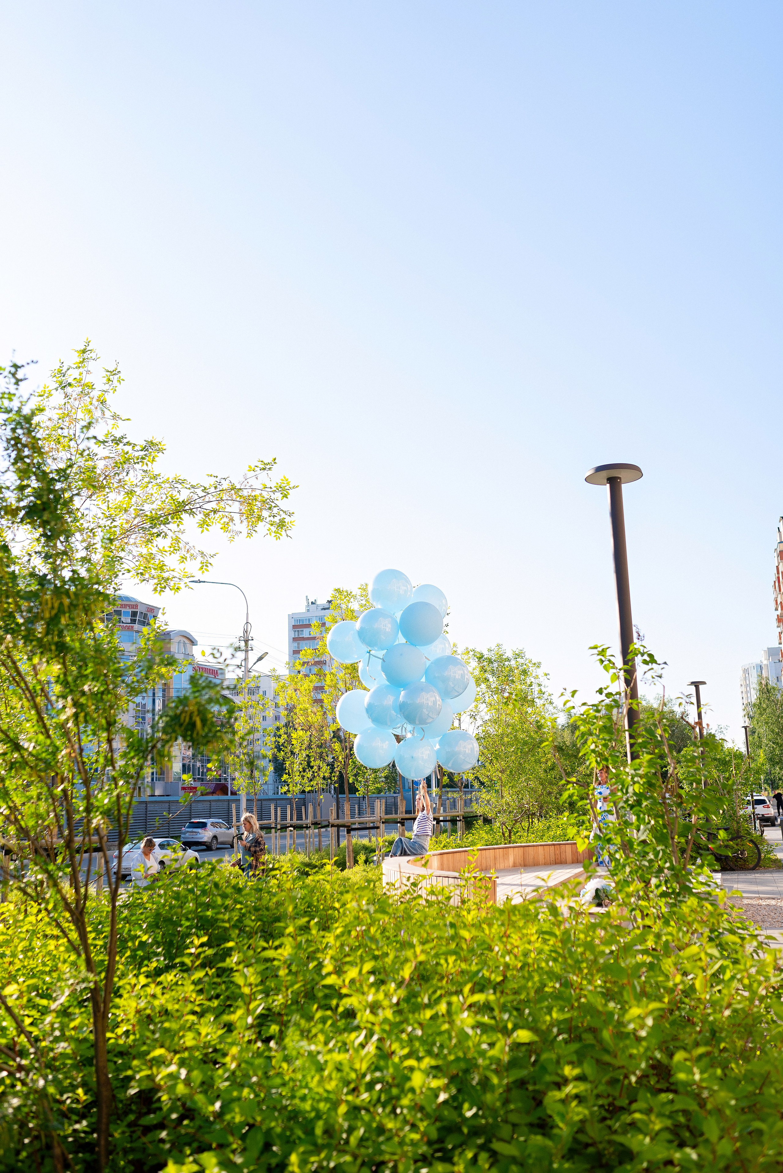 Огромные яркие воздушные шары от ШарЛэнд, парящие над живописным ландшафтом города Сургут, запечатленные профессиональным фотографом Анной Старцевой. Фото демонстрирует зрелищность мероприятия и атмосферу праздника, привлекая внимание зрителей красотой и масштабом события.